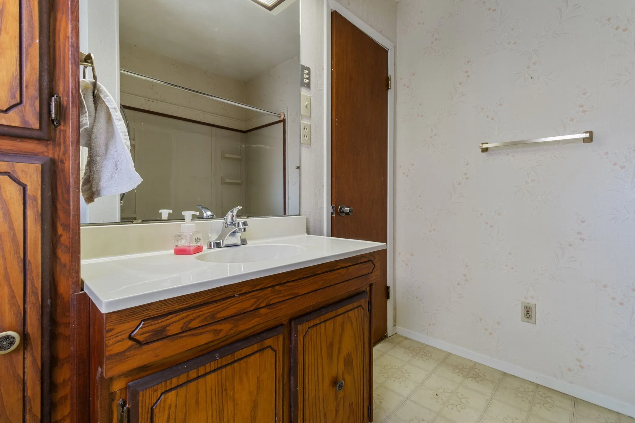 Single Family Residence For Sale in Tarrant County , 840 Comal Avenue, White Settlement, Texas 76108, 3 Bedroom, 2 Bathroom, 1 Garage spaces, 1,459 Sqft, built in 1963, mls#21354997, Real Estate Agent in White Settlement, Homes For Sale in Tarrant county, Homes For Sale in White Settlement, Realtor in White Settlement Texas, Real Estate Brokerage Independent Realty Texas, Luminita Cordes Realtor