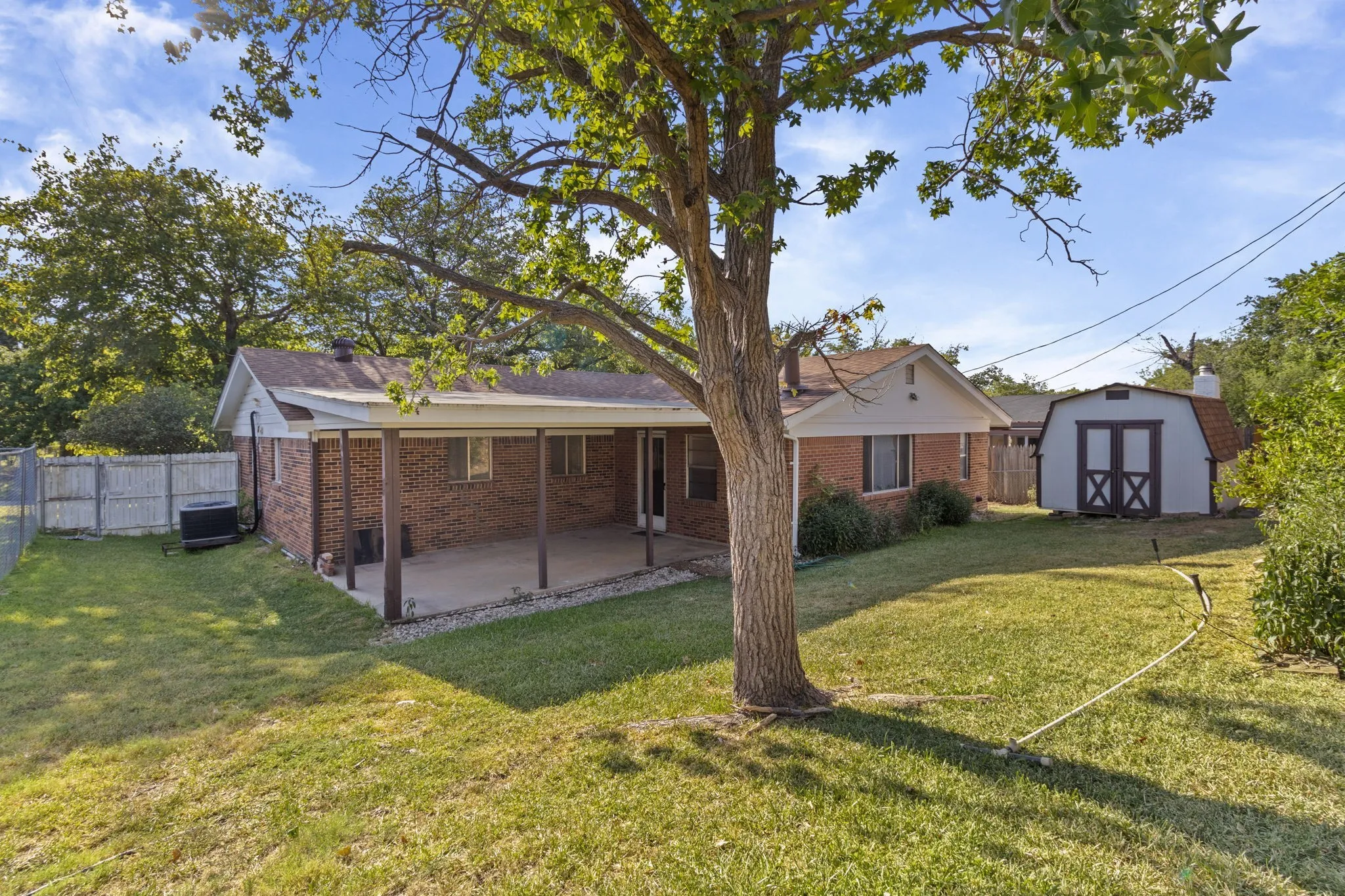 Single Family Residence For Sale in Tarrant County , 840 Comal Avenue, White Settlement, Texas 76108, 3 Bedroom, 2 Bathroom, 1 Garage spaces, 1,459 Sqft, built in 1963, mls#21354997, Real Estate Agent in White Settlement, Homes For Sale in Tarrant county, Homes For Sale in White Settlement, Realtor in White Settlement Texas, Real Estate Brokerage Independent Realty Texas, Luminita Cordes Realtor
