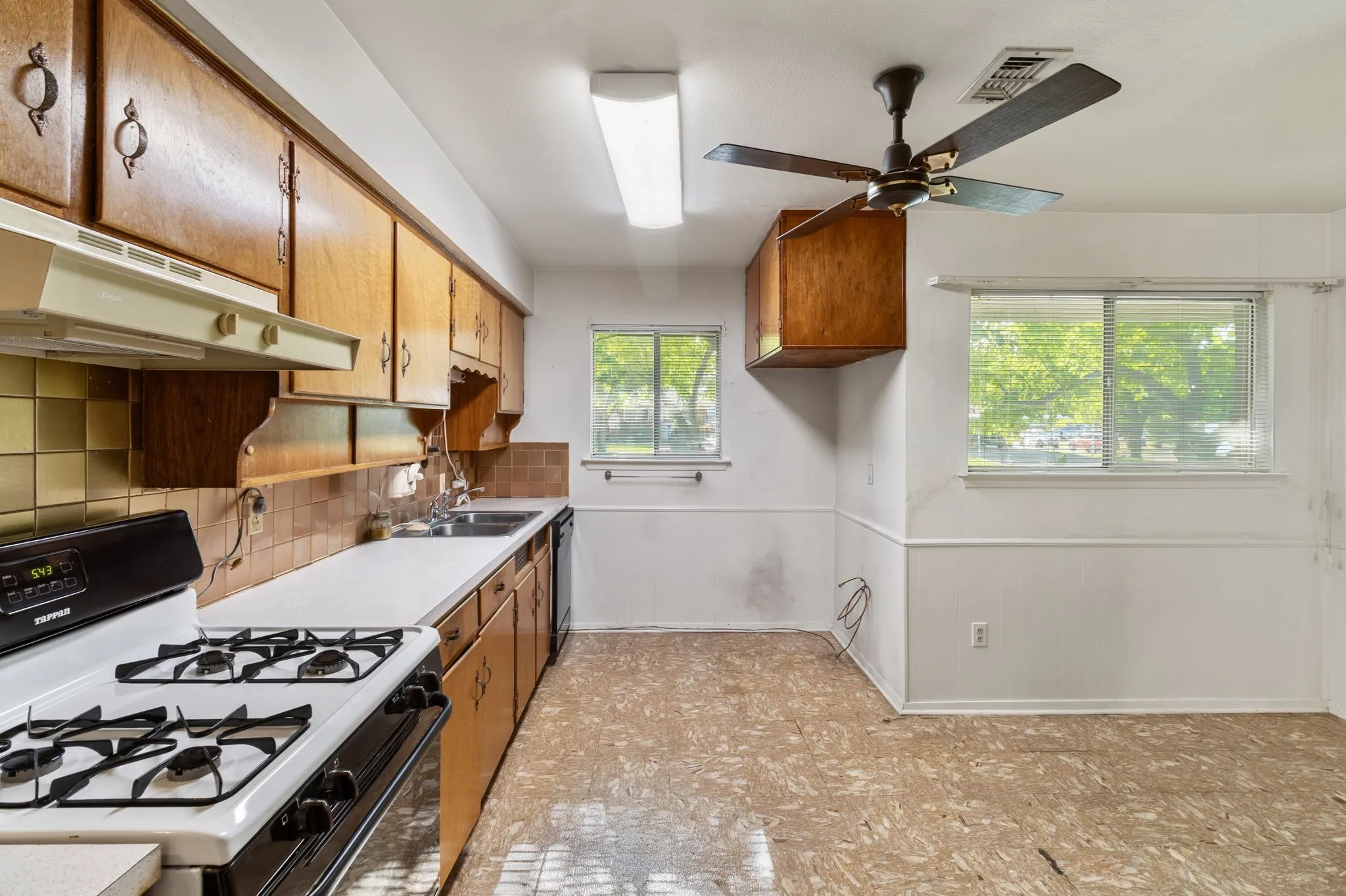 Single Family Residence For Sale in Tarrant County , 840 Comal Avenue, White Settlement, Texas 76108, 3 Bedroom, 2 Bathroom, 1 Garage spaces, 1,459 Sqft, built in 1963, mls#21354997, Real Estate Agent in White Settlement, Homes For Sale in Tarrant county, Homes For Sale in White Settlement, Realtor in White Settlement Texas, Real Estate Brokerage Independent Realty Texas, Luminita Cordes Realtor
