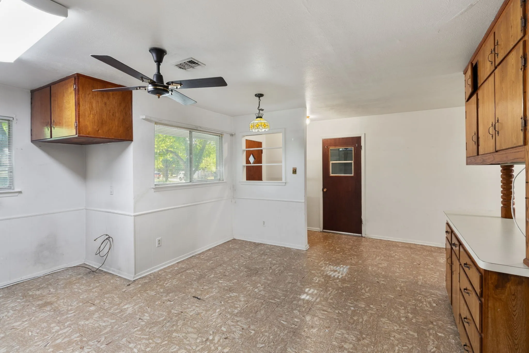 Single Family Residence For Sale in Tarrant County , 840 Comal Avenue, White Settlement, Texas 76108, 3 Bedroom, 2 Bathroom, 1 Garage spaces, 1,459 Sqft, built in 1963, mls#21354997, Real Estate Agent in White Settlement, Homes For Sale in Tarrant county, Homes For Sale in White Settlement, Realtor in White Settlement Texas, Real Estate Brokerage Independent Realty Texas, Luminita Cordes Realtor