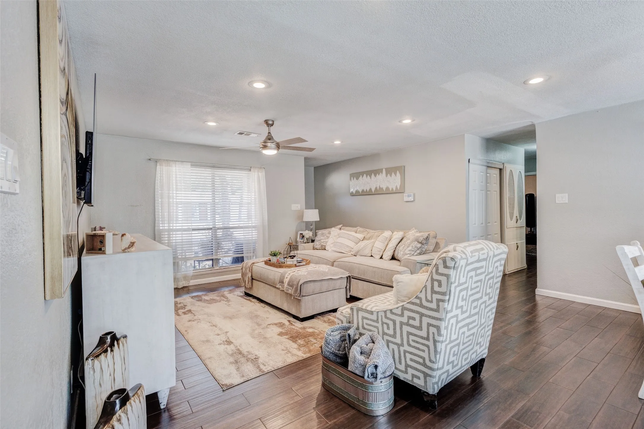 Single Family Residence For Sale in Tarrant County , 64 Somerset Terrace, Bedford, Texas 76022, 3 Bedroom, 2 Bathroom, 2 Garage spaces, 1,363 Sqft, built in 1959, mls#21357117, Real Estate Agent in Bedford, Homes For Sale in Tarrant county, Homes For Sale in Bedford, Realtor in Bedford Texas, Real Estate Brokerage Independent Realty Texas, Luminita Cordes Realtor