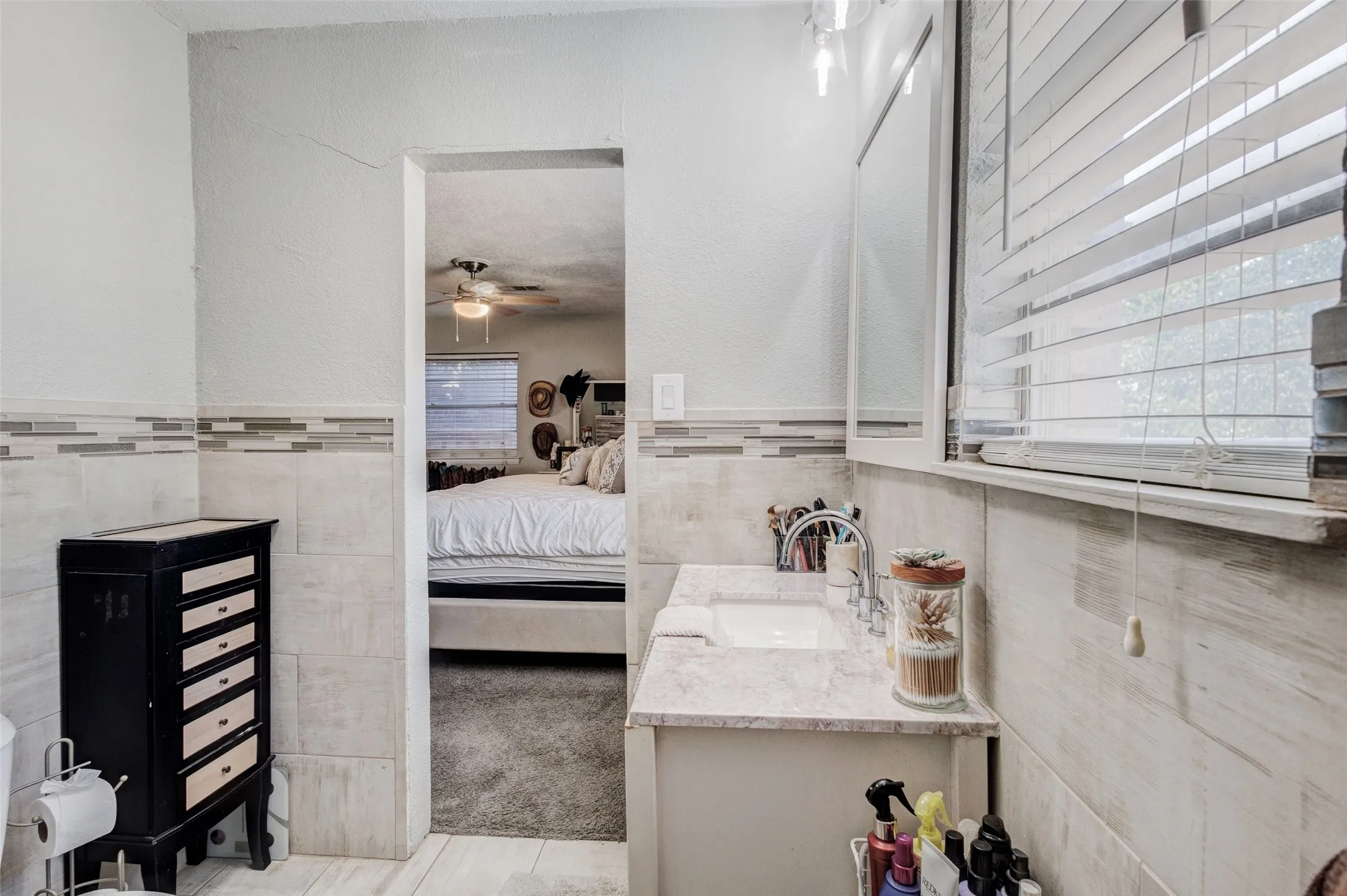 Single Family Residence For Sale in Tarrant County , 64 Somerset Terrace, Bedford, Texas 76022, 3 Bedroom, 2 Bathroom, 2 Garage spaces, 1,363 Sqft, built in 1959, mls#21357117, Real Estate Agent in Bedford, Homes For Sale in Tarrant county, Homes For Sale in Bedford, Realtor in Bedford Texas, Real Estate Brokerage Independent Realty Texas, Luminita Cordes Realtor