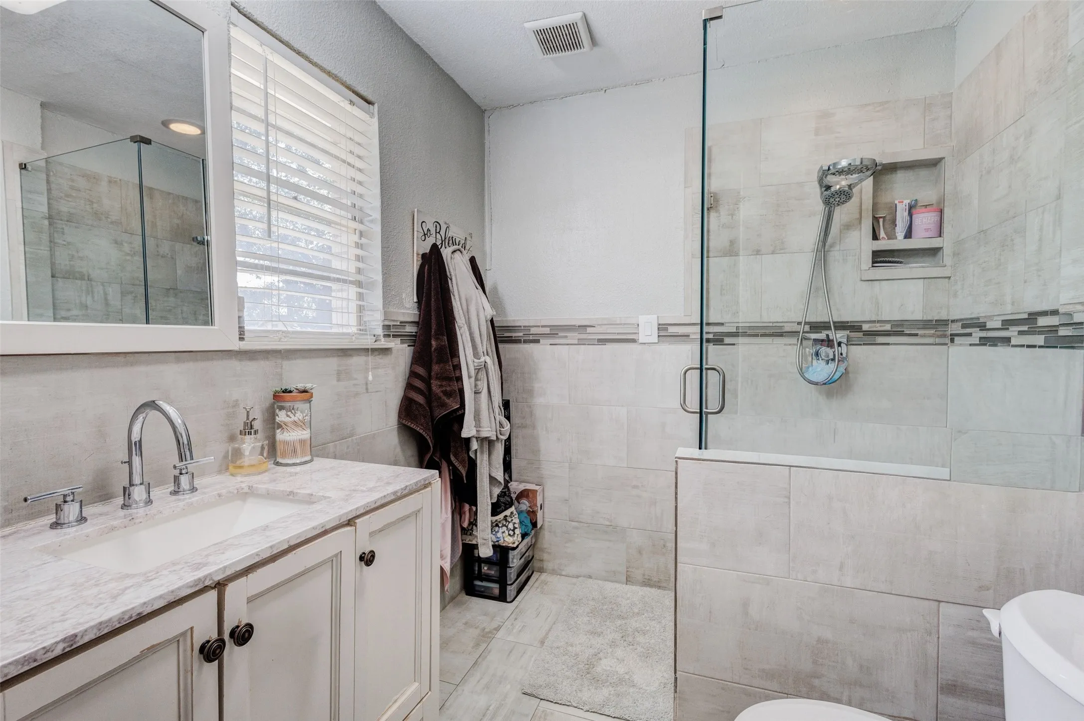 Single Family Residence For Sale in Tarrant County , 64 Somerset Terrace, Bedford, Texas 76022, 3 Bedroom, 2 Bathroom, 2 Garage spaces, 1,363 Sqft, built in 1959, mls#21357117, Real Estate Agent in Bedford, Homes For Sale in Tarrant county, Homes For Sale in Bedford, Realtor in Bedford Texas, Real Estate Brokerage Independent Realty Texas, Luminita Cordes Realtor