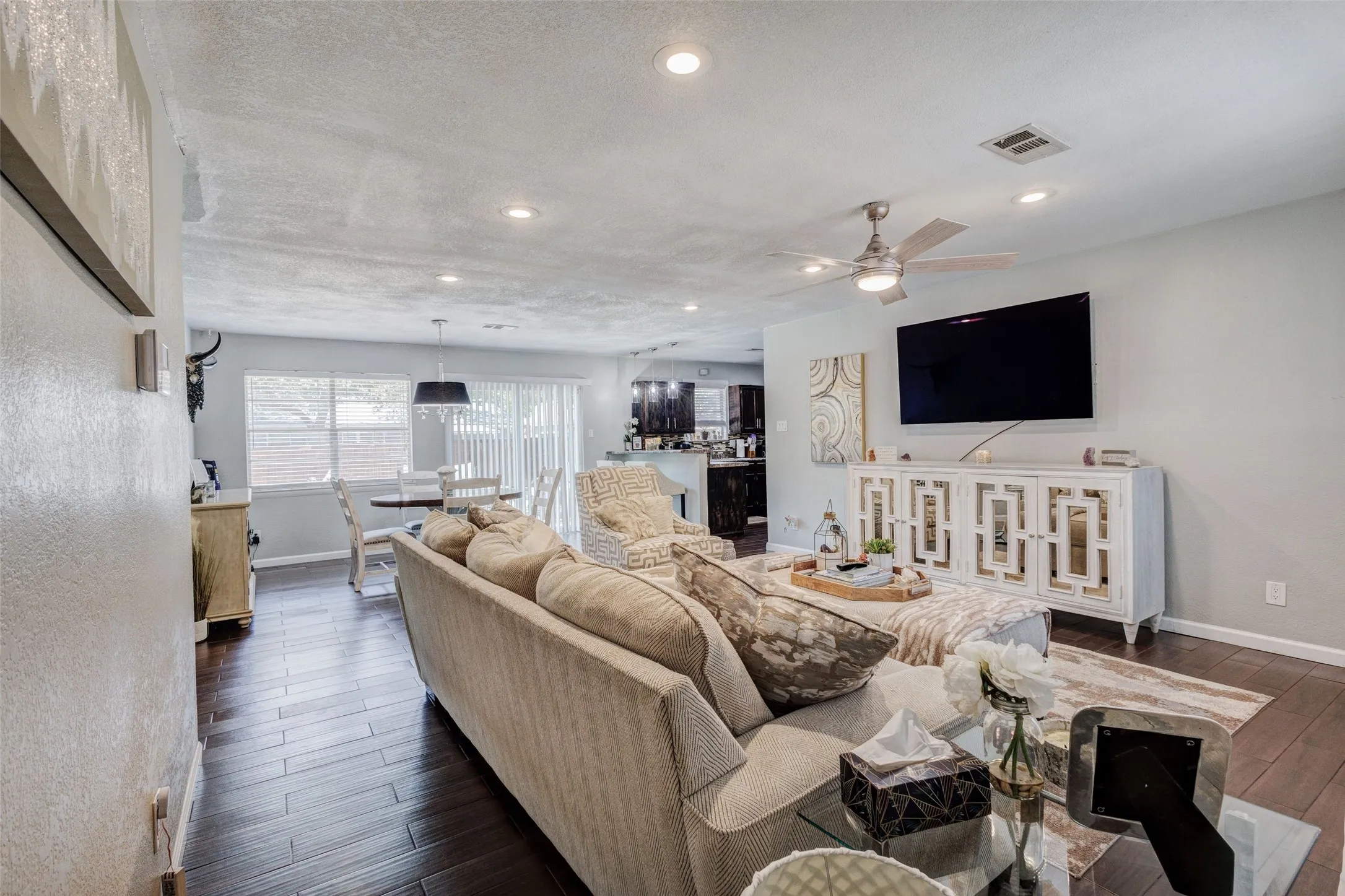 Single Family Residence For Sale in Tarrant County , 64 Somerset Terrace, Bedford, Texas 76022, 3 Bedroom, 2 Bathroom, 2 Garage spaces, 1,363 Sqft, built in 1959, mls#21357117, Real Estate Agent in Bedford, Homes For Sale in Tarrant county, Homes For Sale in Bedford, Realtor in Bedford Texas, Real Estate Brokerage Independent Realty Texas, Luminita Cordes Realtor