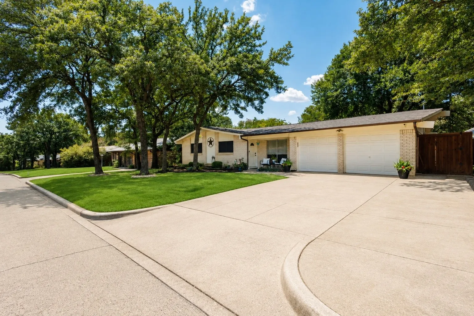 Single Family Residence For Sale in Tarrant County , 64 Somerset Terrace, Bedford, Texas 76022, 3 Bedroom, 2 Bathroom, 2 Garage spaces, 1,363 Sqft, built in 1959, mls#21357117, Real Estate Agent in Bedford, Homes For Sale in Tarrant county, Homes For Sale in Bedford, Realtor in Bedford Texas, Real Estate Brokerage Independent Realty Texas, Luminita Cordes Realtor