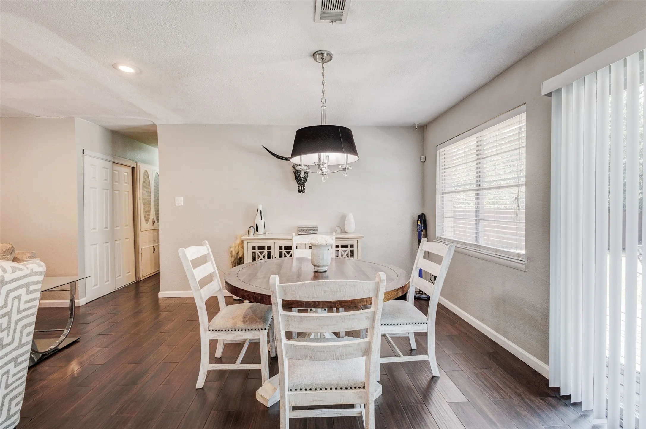 Single Family Residence For Sale in Tarrant County , 64 Somerset Terrace, Bedford, Texas 76022, 3 Bedroom, 2 Bathroom, 2 Garage spaces, 1,363 Sqft, built in 1959, mls#21357117, Real Estate Agent in Bedford, Homes For Sale in Tarrant county, Homes For Sale in Bedford, Realtor in Bedford Texas, Real Estate Brokerage Independent Realty Texas, Luminita Cordes Realtor