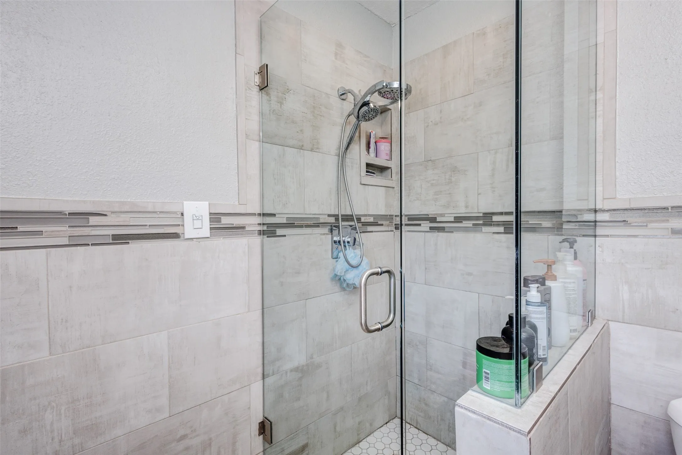 Single Family Residence For Sale in Tarrant County , 64 Somerset Terrace, Bedford, Texas 76022, 3 Bedroom, 2 Bathroom, 2 Garage spaces, 1,363 Sqft, built in 1959, mls#21357117, Real Estate Agent in Bedford, Homes For Sale in Tarrant county, Homes For Sale in Bedford, Realtor in Bedford Texas, Real Estate Brokerage Independent Realty Texas, Luminita Cordes Realtor