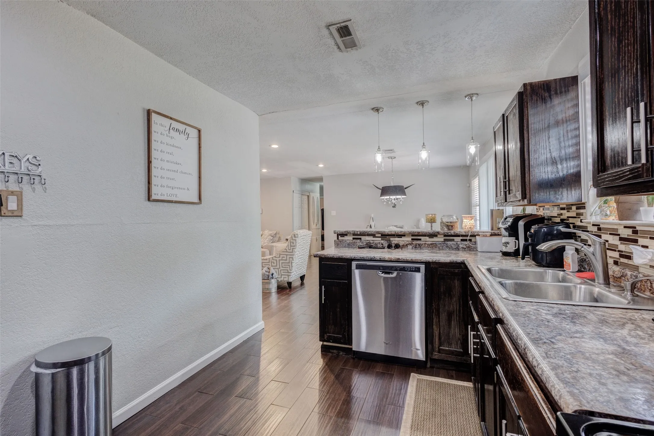 Single Family Residence For Sale in Tarrant County , 64 Somerset Terrace, Bedford, Texas 76022, 3 Bedroom, 2 Bathroom, 2 Garage spaces, 1,363 Sqft, built in 1959, mls#21357117, Real Estate Agent in Bedford, Homes For Sale in Tarrant county, Homes For Sale in Bedford, Realtor in Bedford Texas, Real Estate Brokerage Independent Realty Texas, Luminita Cordes Realtor