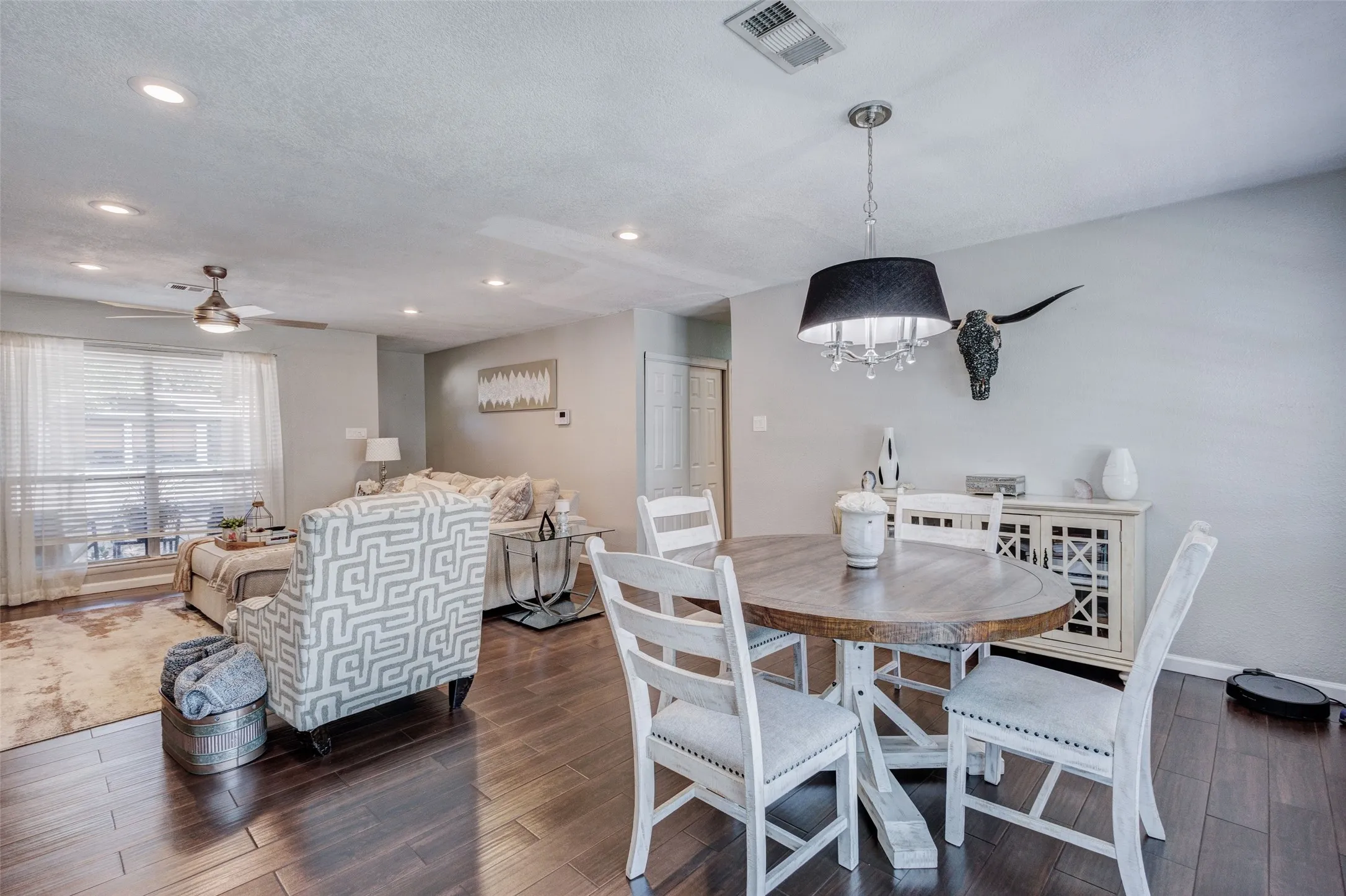 Single Family Residence For Sale in Tarrant County , 64 Somerset Terrace, Bedford, Texas 76022, 3 Bedroom, 2 Bathroom, 2 Garage spaces, 1,363 Sqft, built in 1959, mls#21357117, Real Estate Agent in Bedford, Homes For Sale in Tarrant county, Homes For Sale in Bedford, Realtor in Bedford Texas, Real Estate Brokerage Independent Realty Texas, Luminita Cordes Realtor