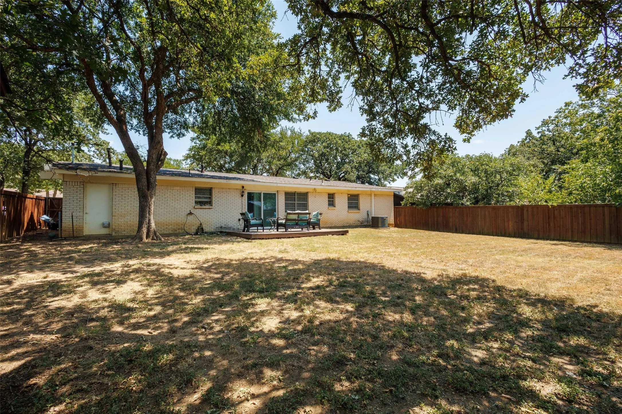 Single Family Residence For Sale in Tarrant County , 64 Somerset Terrace, Bedford, Texas 76022, 3 Bedroom, 2 Bathroom, 2 Garage spaces, 1,363 Sqft, built in 1959, mls#21357117, Real Estate Agent in Bedford, Homes For Sale in Tarrant county, Homes For Sale in Bedford, Realtor in Bedford Texas, Real Estate Brokerage Independent Realty Texas, Luminita Cordes Realtor