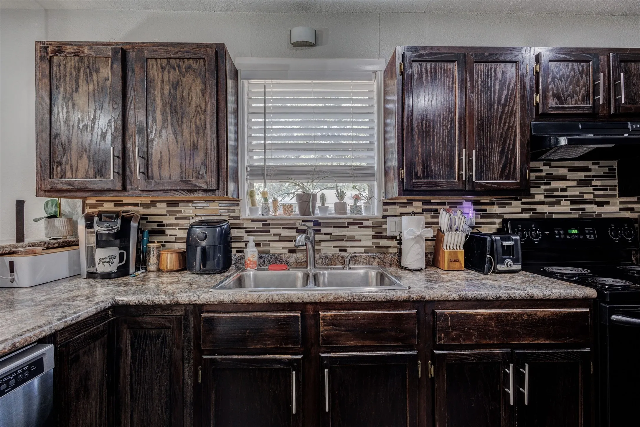 Single Family Residence For Sale in Tarrant County , 64 Somerset Terrace, Bedford, Texas 76022, 3 Bedroom, 2 Bathroom, 2 Garage spaces, 1,363 Sqft, built in 1959, mls#21357117, Real Estate Agent in Bedford, Homes For Sale in Tarrant county, Homes For Sale in Bedford, Realtor in Bedford Texas, Real Estate Brokerage Independent Realty Texas, Luminita Cordes Realtor