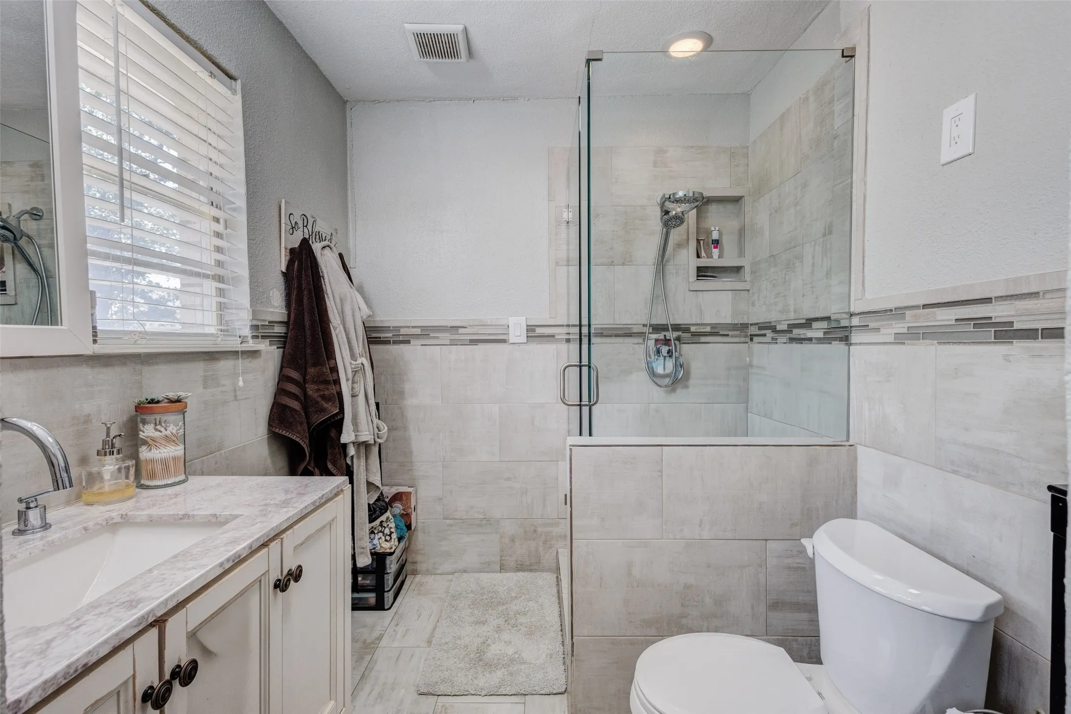 Single Family Residence For Sale in Tarrant County , 64 Somerset Terrace, Bedford, Texas 76022, 3 Bedroom, 2 Bathroom, 2 Garage spaces, 1,363 Sqft, built in 1959, mls#21357117, Real Estate Agent in Bedford, Homes For Sale in Tarrant county, Homes For Sale in Bedford, Realtor in Bedford Texas, Real Estate Brokerage Independent Realty Texas, Luminita Cordes Realtor