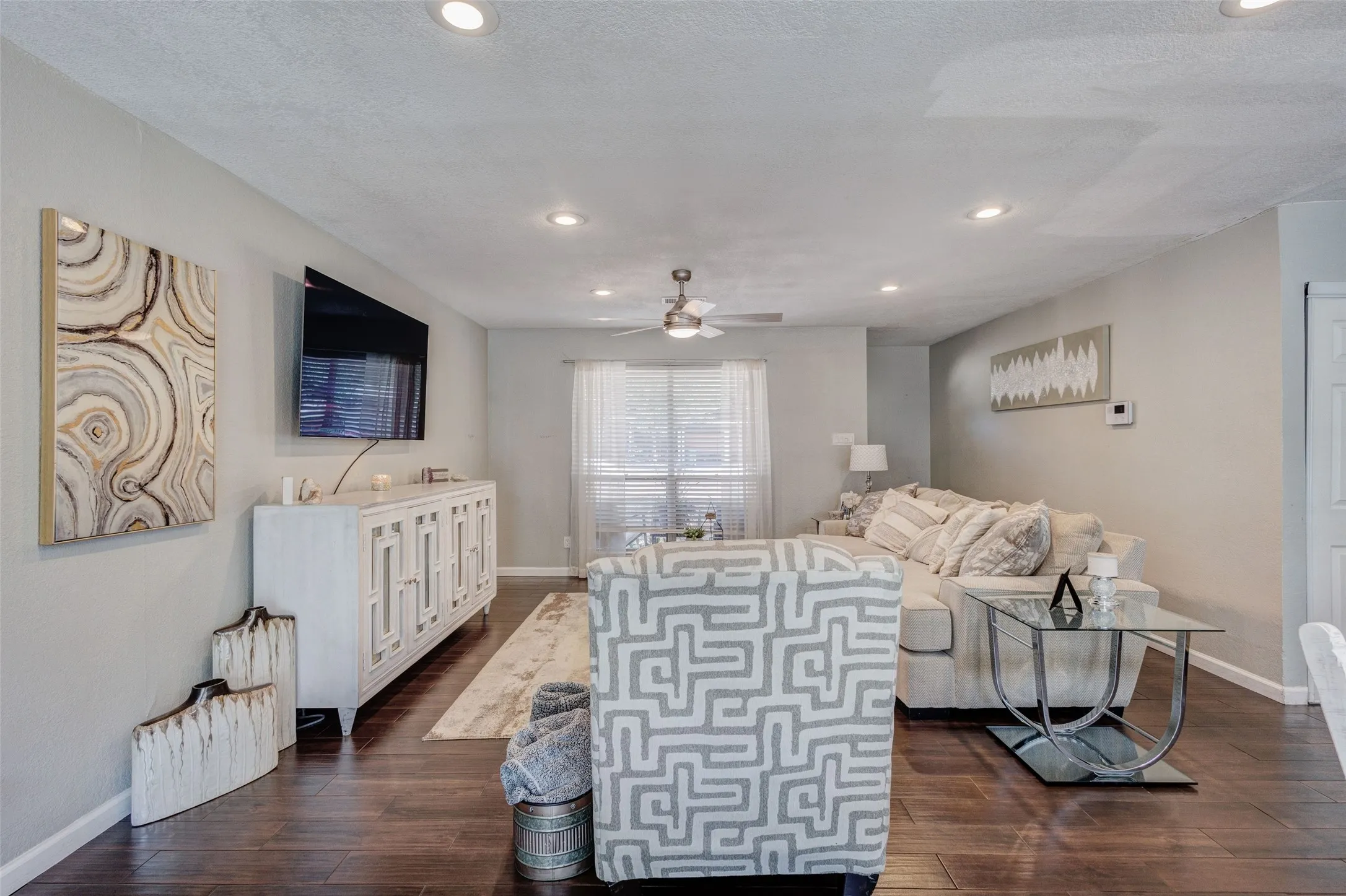 Single Family Residence For Sale in Tarrant County , 64 Somerset Terrace, Bedford, Texas 76022, 3 Bedroom, 2 Bathroom, 2 Garage spaces, 1,363 Sqft, built in 1959, mls#21357117, Real Estate Agent in Bedford, Homes For Sale in Tarrant county, Homes For Sale in Bedford, Realtor in Bedford Texas, Real Estate Brokerage Independent Realty Texas, Luminita Cordes Realtor