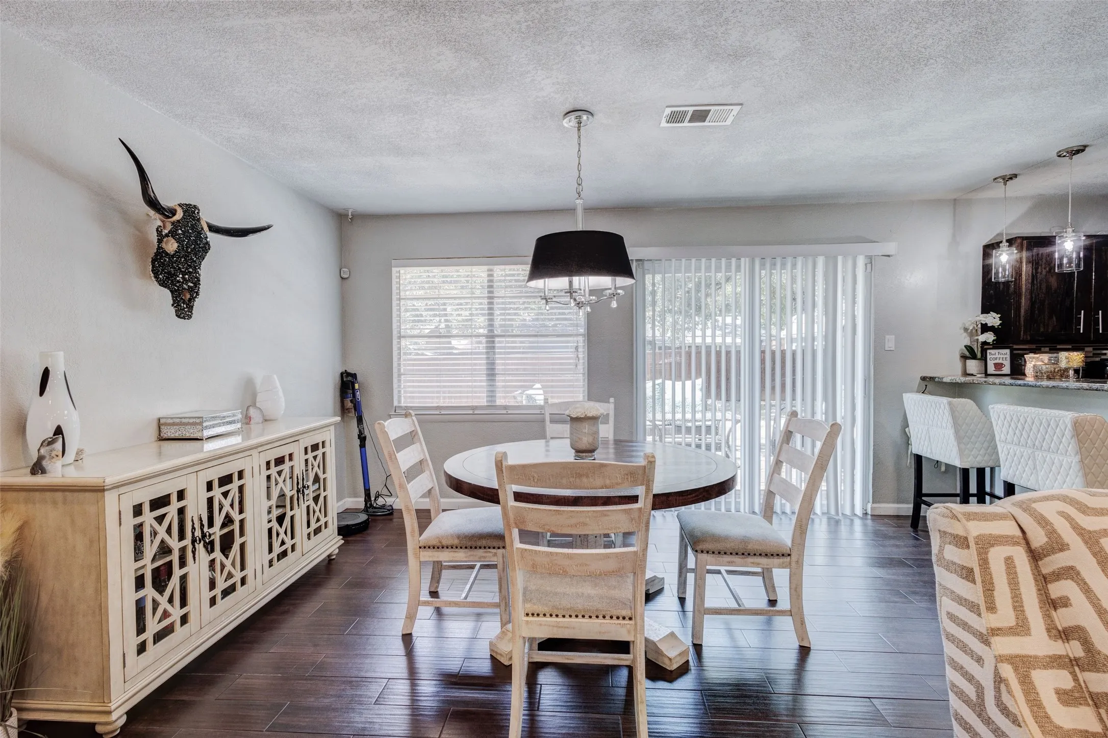 Single Family Residence For Sale in Tarrant County , 64 Somerset Terrace, Bedford, Texas 76022, 3 Bedroom, 2 Bathroom, 2 Garage spaces, 1,363 Sqft, built in 1959, mls#21357117, Real Estate Agent in Bedford, Homes For Sale in Tarrant county, Homes For Sale in Bedford, Realtor in Bedford Texas, Real Estate Brokerage Independent Realty Texas, Luminita Cordes Realtor