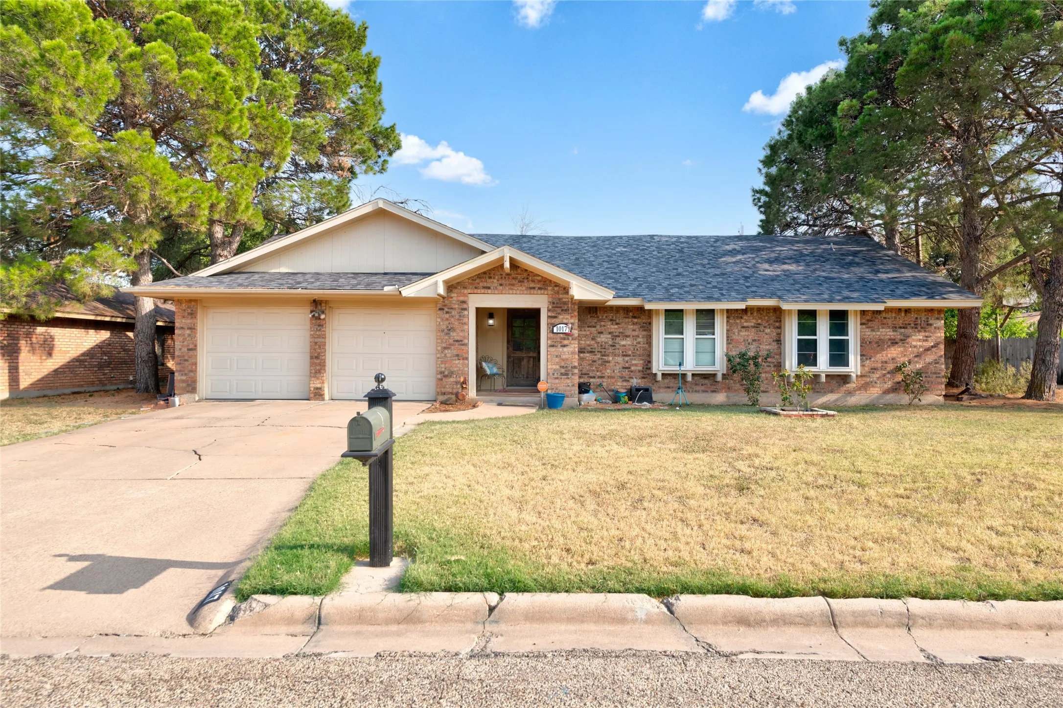 Single Family Residence For Sale in Taylor County , 1017 Chriswood Drive, Abilene, Texas 79601, 3 Bedroom, 2 Bathroom, 2 Garage spaces, 1,735 Sqft, built in 1976, mls#21357192, Real Estate Agent in Abilene, Homes For Sale in Taylor county, Homes For Sale in Abilene, Realtor in Abilene Texas, Real Estate Brokerage Independent Realty Texas, Luminita Cordes Realtor