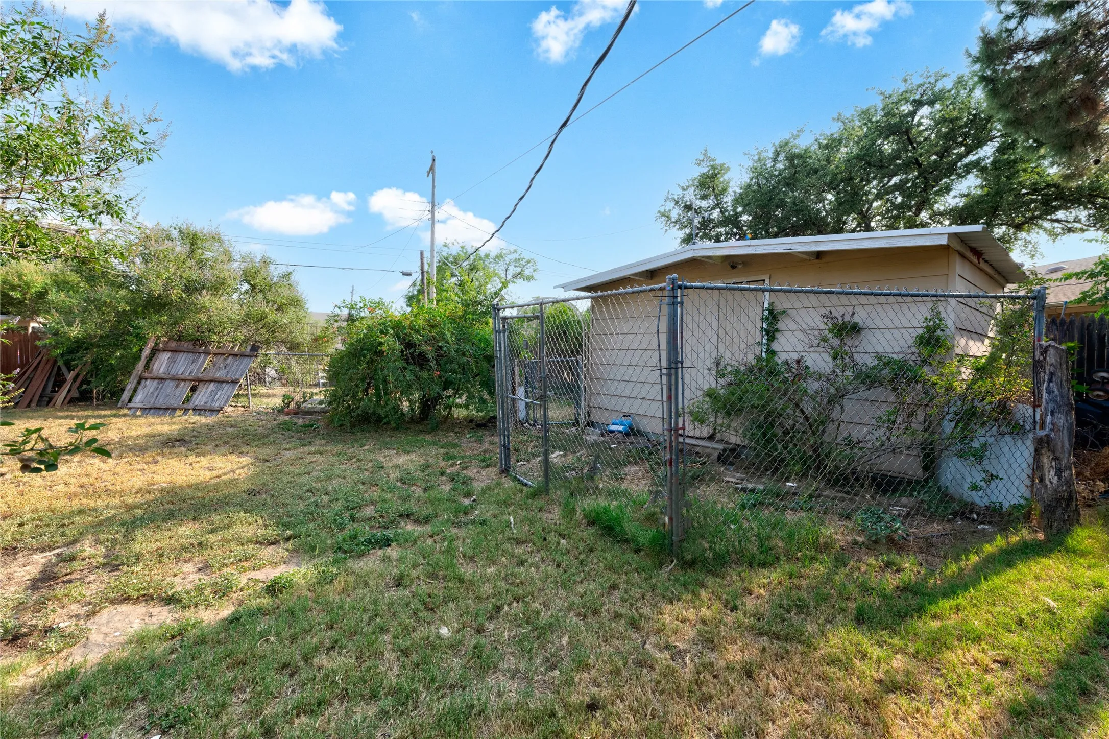 Single Family Residence For Sale in Taylor County , 1017 Chriswood Drive, Abilene, Texas 79601, 3 Bedroom, 2 Bathroom, 2 Garage spaces, 1,735 Sqft, built in 1976, mls#21357192, Real Estate Agent in Abilene, Homes For Sale in Taylor county, Homes For Sale in Abilene, Realtor in Abilene Texas, Real Estate Brokerage Independent Realty Texas, Luminita Cordes Realtor