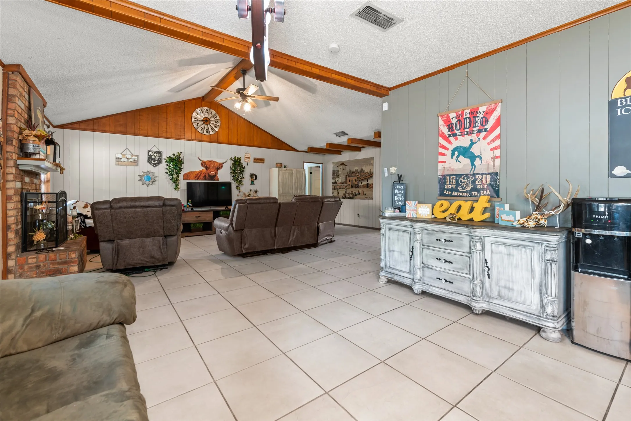 Single Family Residence For Sale in Taylor County , 1017 Chriswood Drive, Abilene, Texas 79601, 3 Bedroom, 2 Bathroom, 2 Garage spaces, 1,735 Sqft, built in 1976, mls#21357192, Real Estate Agent in Abilene, Homes For Sale in Taylor county, Homes For Sale in Abilene, Realtor in Abilene Texas, Real Estate Brokerage Independent Realty Texas, Luminita Cordes Realtor