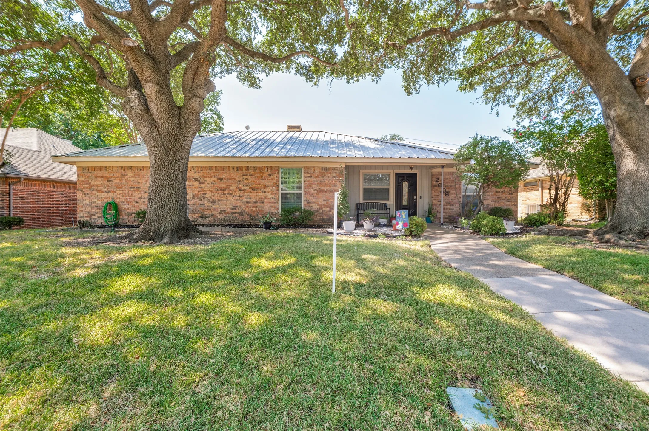 Single Family Residence For Sale in Denton County , 2006 E Branch Hollow Drive, Carrollton, Texas 75007, 4 Bedroom, 2 Bathroom, Garage spaces, 1,930 Sqft, built in 1984, mls#21357234, Real Estate Agent in Carrollton, Homes For Sale in Denton county, Homes For Sale in Carrollton, Realtor in Carrollton Texas, Real Estate Brokerage Independent Realty Texas, Luminita Cordes Realtor