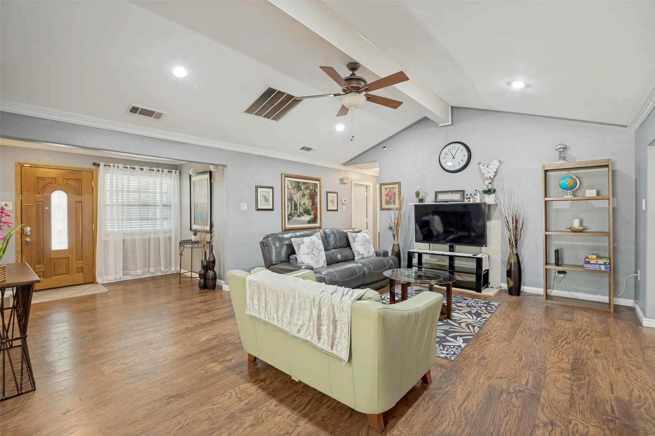 Single Family Residence For Sale in Denton County , 2006 E Branch Hollow Drive, Carrollton, Texas 75007, 4 Bedroom, 2 Bathroom, Garage spaces, 1,930 Sqft, built in 1984, mls#21357234, Real Estate Agent in Carrollton, Homes For Sale in Denton county, Homes For Sale in Carrollton, Realtor in Carrollton Texas, Real Estate Brokerage Independent Realty Texas, Luminita Cordes Realtor