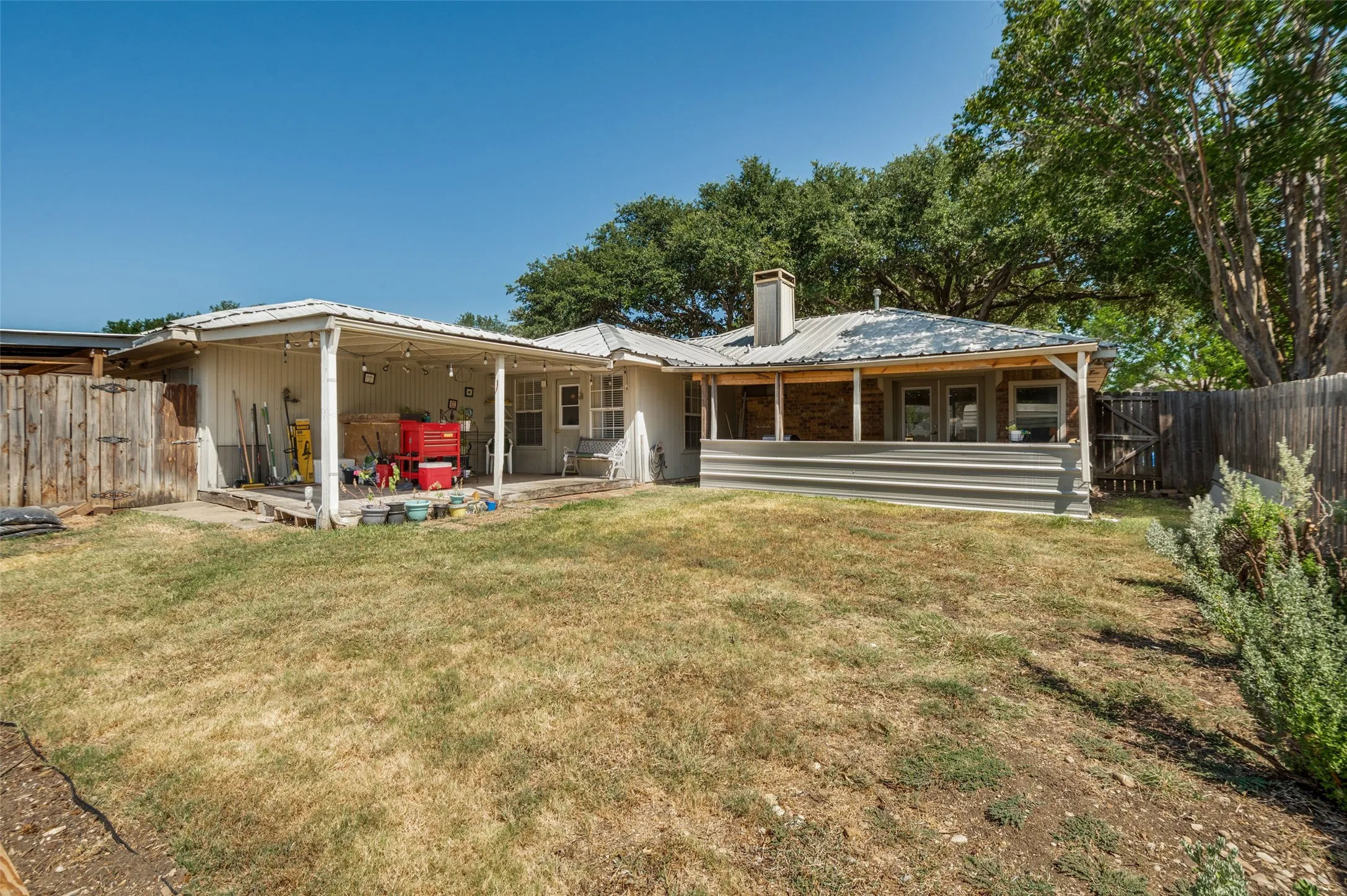 Single Family Residence For Sale in Denton County , 2006 E Branch Hollow Drive, Carrollton, Texas 75007, 4 Bedroom, 2 Bathroom, Garage spaces, 1,930 Sqft, built in 1984, mls#21357234, Real Estate Agent in Carrollton, Homes For Sale in Denton county, Homes For Sale in Carrollton, Realtor in Carrollton Texas, Real Estate Brokerage Independent Realty Texas, Luminita Cordes Realtor