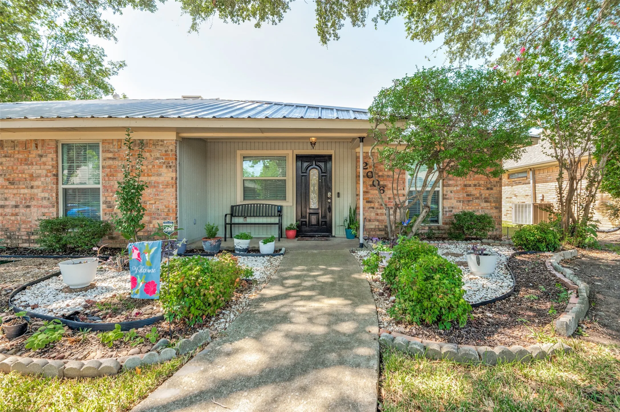 Single Family Residence For Sale in Denton County , 2006 E Branch Hollow Drive, Carrollton, Texas 75007, 4 Bedroom, 2 Bathroom, Garage spaces, 1,930 Sqft, built in 1984, mls#21357234, Real Estate Agent in Carrollton, Homes For Sale in Denton county, Homes For Sale in Carrollton, Realtor in Carrollton Texas, Real Estate Brokerage Independent Realty Texas, Luminita Cordes Realtor