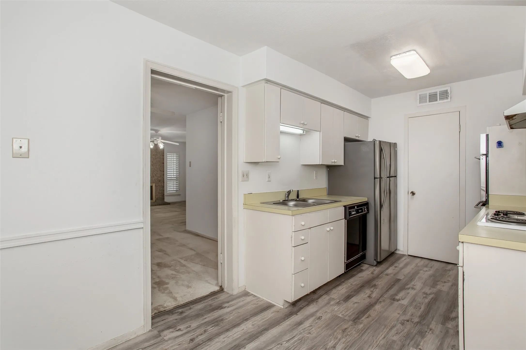 Condominium For Sale in Dallas County , 10771 Villager Road C, Dallas, Texas 75230, 3 Bedroom, 2 Bathroom, Garage spaces, 1,291 Sqft, built in 1969, Price $350,000, mls#21357242, Real Estate Agent in Dallas, Homes For Sale in Dallas county, Homes For Sale in Dallas, Realtor in Dallas Texas, Real Estate Brokerage Independent Realty Texas, Luminita Cordes Realtor