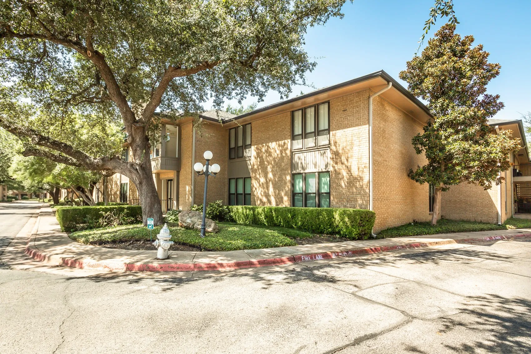 Condominium For Sale in Dallas County , 10771 Villager Road C, Dallas, Texas 75230, 3 Bedroom, 2 Bathroom, Garage spaces, 1,291 Sqft, built in 1969, Price $350,000, mls#21357242, Real Estate Agent in Dallas, Homes For Sale in Dallas county, Homes For Sale in Dallas, Realtor in Dallas Texas, Real Estate Brokerage Independent Realty Texas, Luminita Cordes Realtor