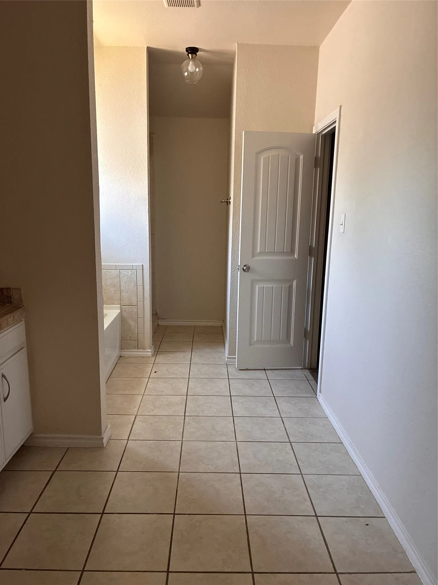 Tiled flooring with contrasting grout lines