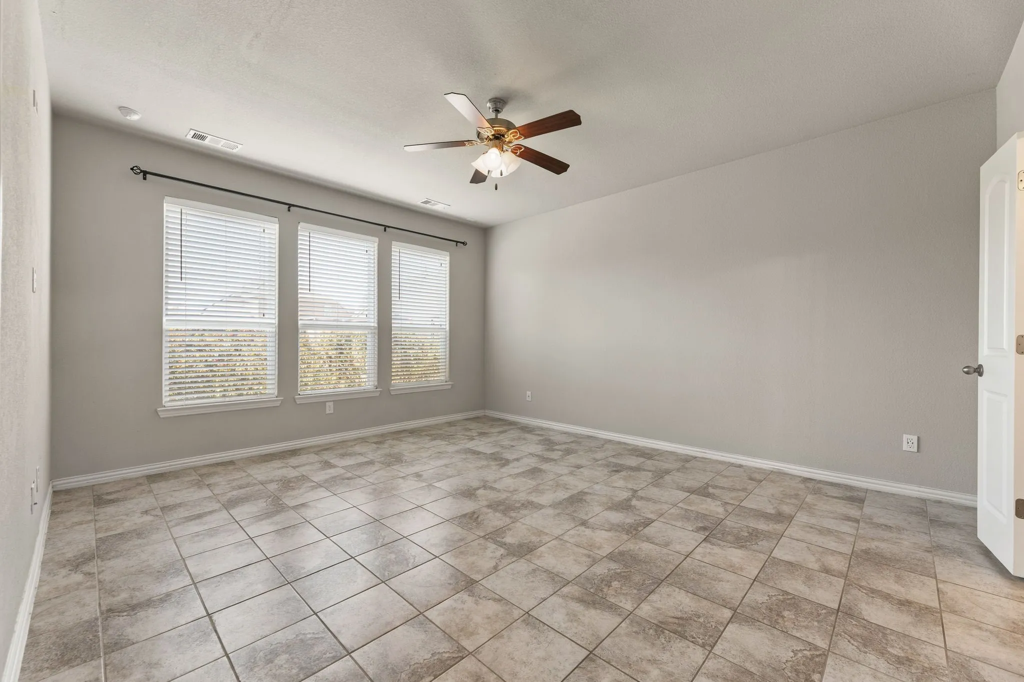 Single Family Residence For Sale in Denton County , 1517 Sea Island Road, Aubrey, Texas 76227, 4 Bedroom, 2 Bathroom, 2 Garage spaces, 2,261 Sqft, built in 2016, mls#21357226, Real Estate Agent in Aubrey, Homes For Sale in Denton county, Homes For Sale in Aubrey, Realtor in Aubrey Texas, Real Estate Brokerage Independent Realty Texas, Luminita Cordes Realtor