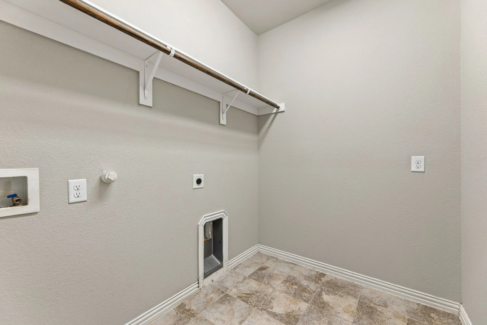 Single Family Residence For Sale in Denton County , 1517 Sea Island Road, Aubrey, Texas 76227, 4 Bedroom, 2 Bathroom, 2 Garage spaces, 2,261 Sqft, built in 2016, mls#21357226, Real Estate Agent in Aubrey, Homes For Sale in Denton county, Homes For Sale in Aubrey, Realtor in Aubrey Texas, Real Estate Brokerage Independent Realty Texas, Luminita Cordes Realtor