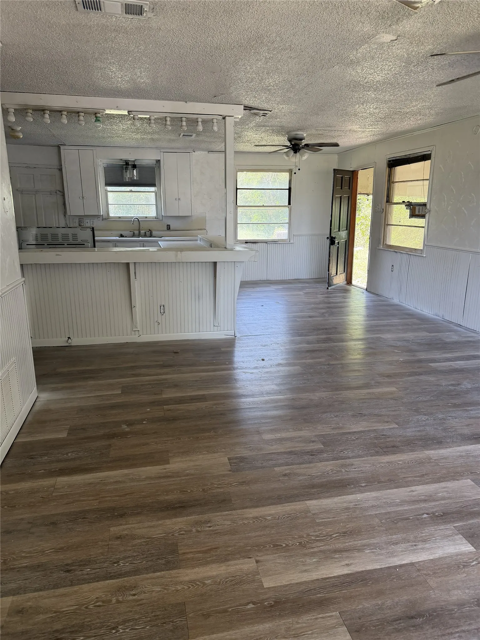 Single Family Residence For Sale in Navarro County , 504 W Main Street, Richland, Texas 76681, 2 Bedroom, 1 Bathroom, Garage spaces, 1,200 Sqft, built in 1955, mls#21356303, Real Estate Agent in Richland, Homes For Sale in Navarro county, Homes For Sale in Richland, Realtor in Richland Texas, Real Estate Brokerage Independent Realty Texas, Luminita Cordes Realtor