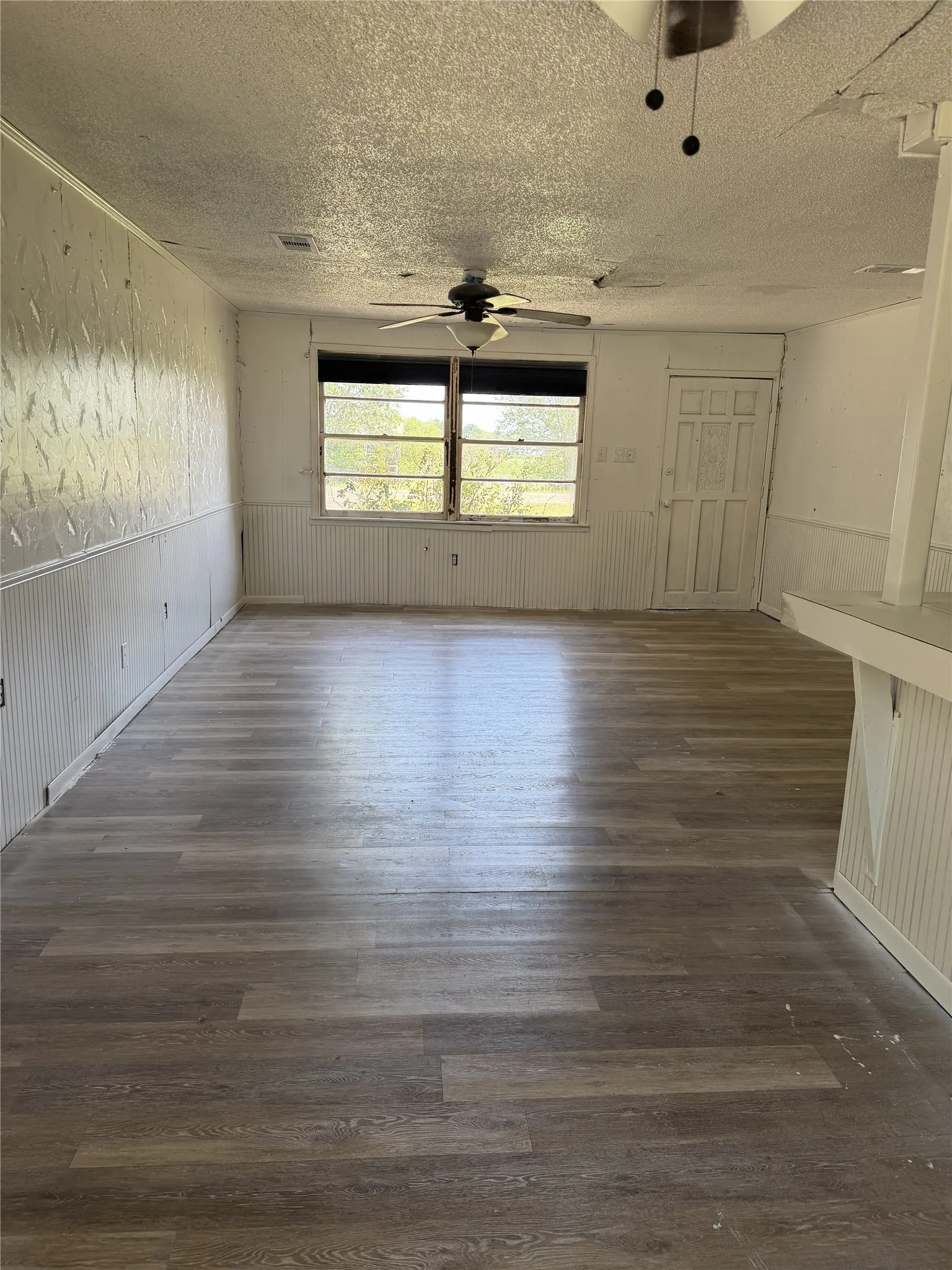 Single Family Residence For Sale in Navarro County , 504 W Main Street, Richland, Texas 76681, 2 Bedroom, 1 Bathroom, Garage spaces, 1,200 Sqft, built in 1955, mls#21356303, Real Estate Agent in Richland, Homes For Sale in Navarro county, Homes For Sale in Richland, Realtor in Richland Texas, Real Estate Brokerage Independent Realty Texas, Luminita Cordes Realtor