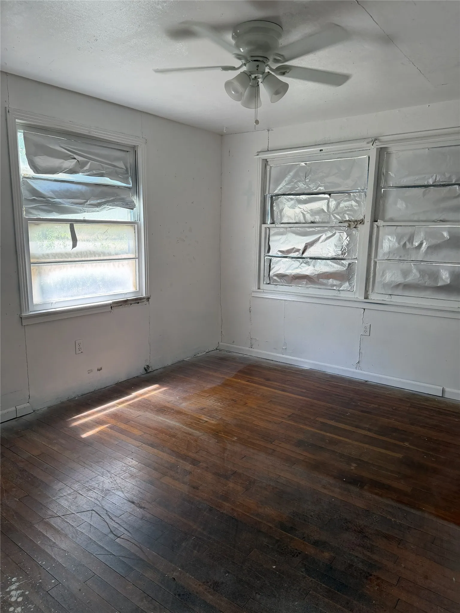 Single Family Residence For Sale in Navarro County , 504 W Main Street, Richland, Texas 76681, 2 Bedroom, 1 Bathroom, Garage spaces, 1,200 Sqft, built in 1955, mls#21356303, Real Estate Agent in Richland, Homes For Sale in Navarro county, Homes For Sale in Richland, Realtor in Richland Texas, Real Estate Brokerage Independent Realty Texas, Luminita Cordes Realtor