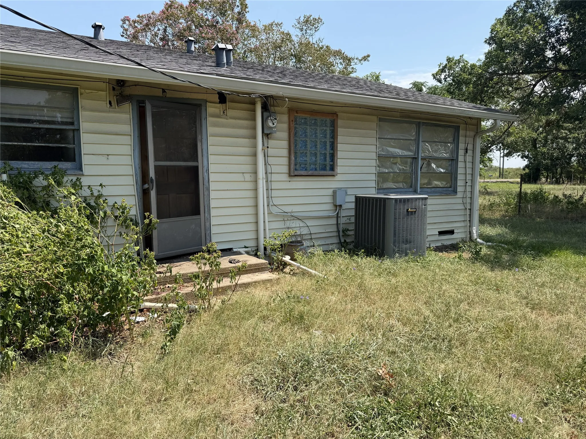 Single Family Residence For Sale in Navarro County , 504 W Main Street, Richland, Texas 76681, 2 Bedroom, 1 Bathroom, Garage spaces, 1,200 Sqft, built in 1955, mls#21356303, Real Estate Agent in Richland, Homes For Sale in Navarro county, Homes For Sale in Richland, Realtor in Richland Texas, Real Estate Brokerage Independent Realty Texas, Luminita Cordes Realtor
