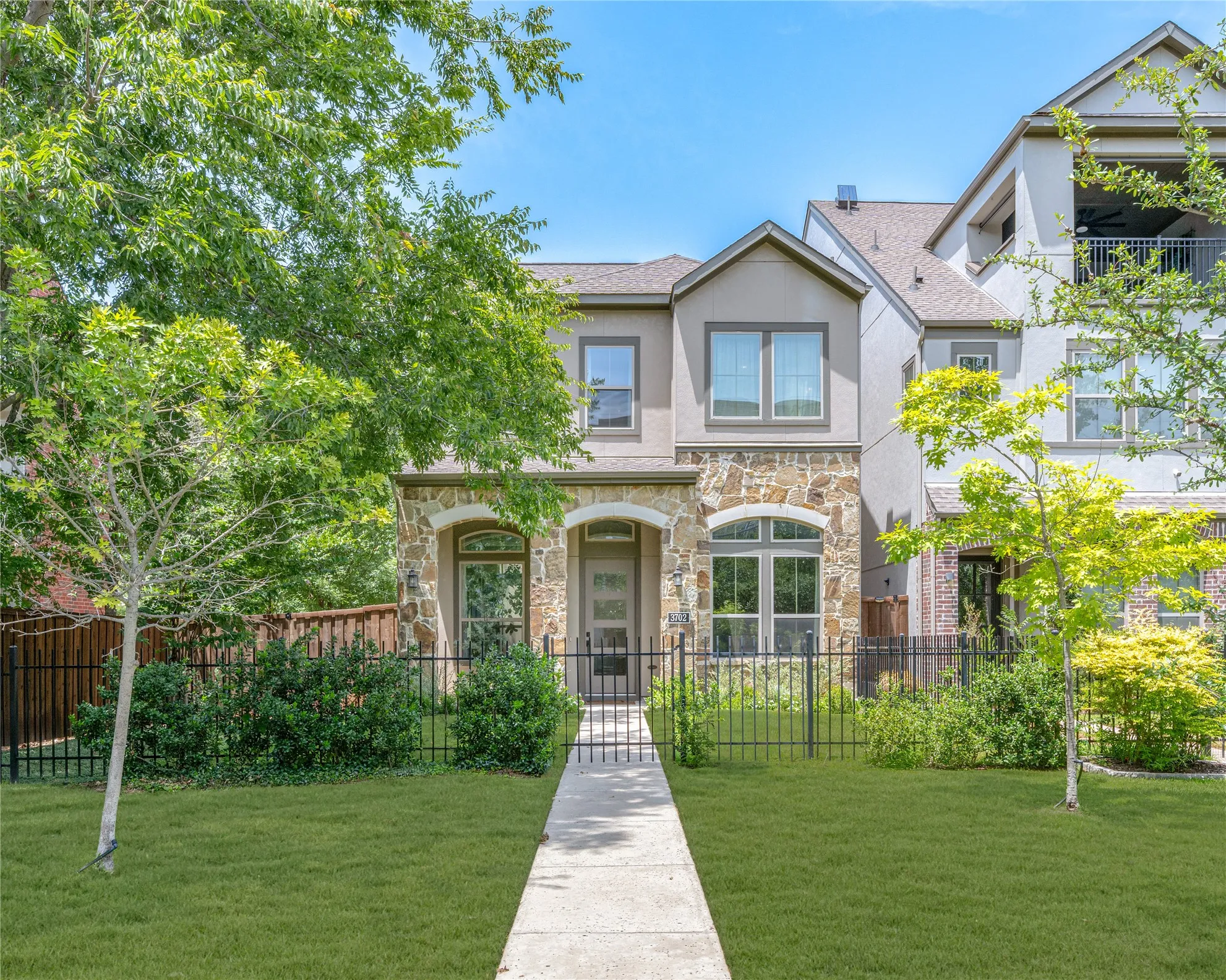 Single Family Residence For Sale in Dallas County , 3702 Red Leaf Lane, Dallas, Texas 75209, 3 Bedroom, 3 Bathroom, 2 Garage spaces, 2,217 Sqft, built in 2021, mls#21356184, Real Estate Agent in Dallas, Homes For Sale in Dallas county, Homes For Sale in Dallas, Realtor in Dallas Texas, Real Estate Brokerage Independent Realty Texas, Luminita Cordes Realtor