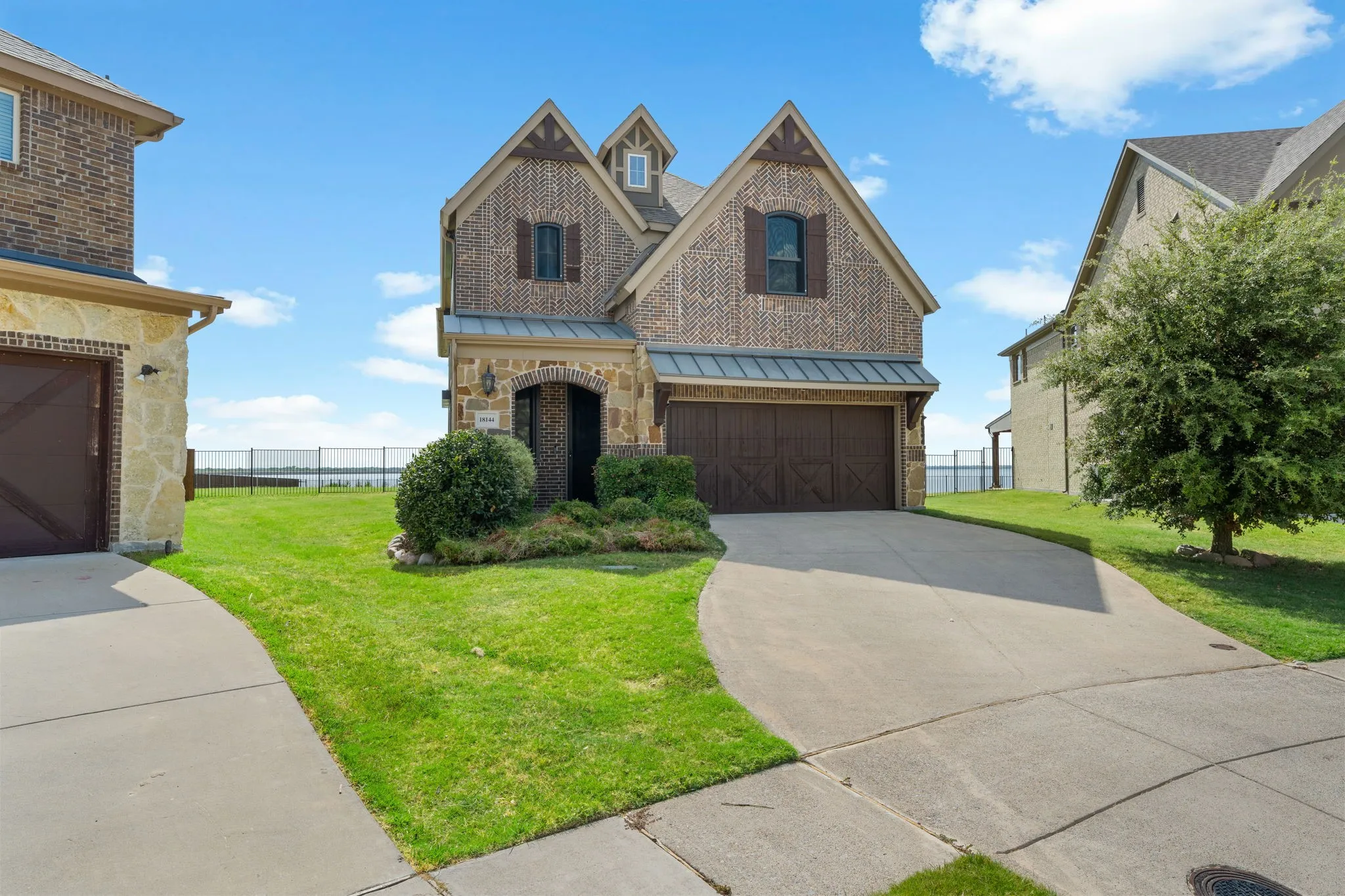 Single Family Residence For Sale in Kaufman County , 18144 Lakefront Court, Forney, Texas 75126, 4 Bedroom, 5 Bathroom, 2 Garage spaces, 2,991 Sqft, built in 2019, mls#21355715, Real Estate Agent in Forney, Homes For Sale in Kaufman county, Homes For Sale in Forney, Realtor in Forney Texas, Real Estate Brokerage Independent Realty Texas, Luminita Cordes Realtor