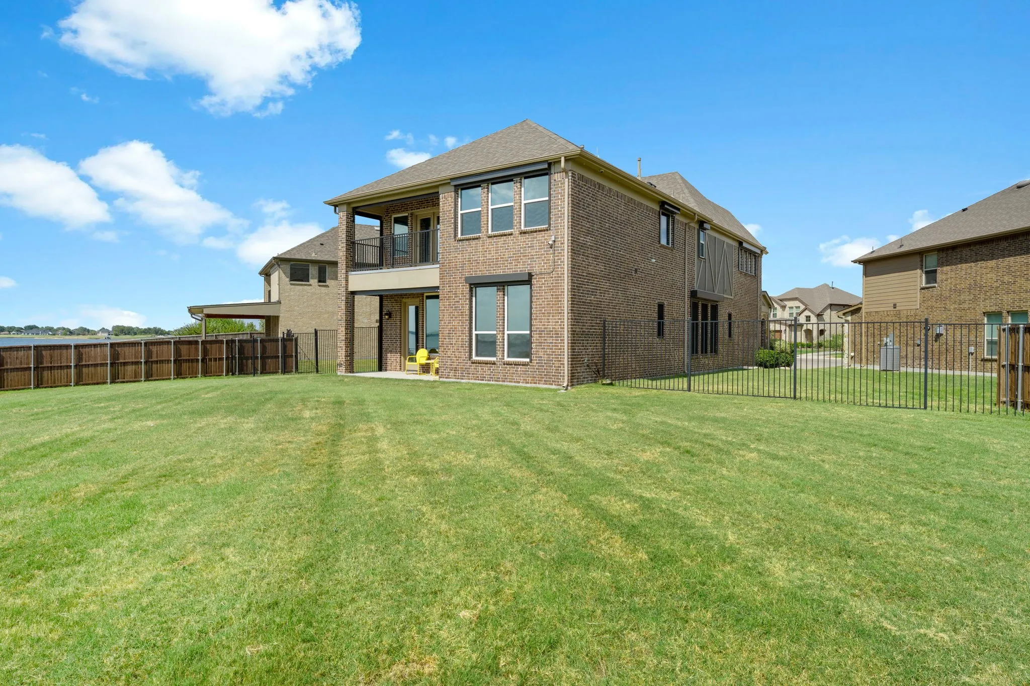 Single Family Residence For Sale in Kaufman County , 18144 Lakefront Court, Forney, Texas 75126, 4 Bedroom, 5 Bathroom, 2 Garage spaces, 2,991 Sqft, built in 2019, mls#21355715, Real Estate Agent in Forney, Homes For Sale in Kaufman county, Homes For Sale in Forney, Realtor in Forney Texas, Real Estate Brokerage Independent Realty Texas, Luminita Cordes Realtor