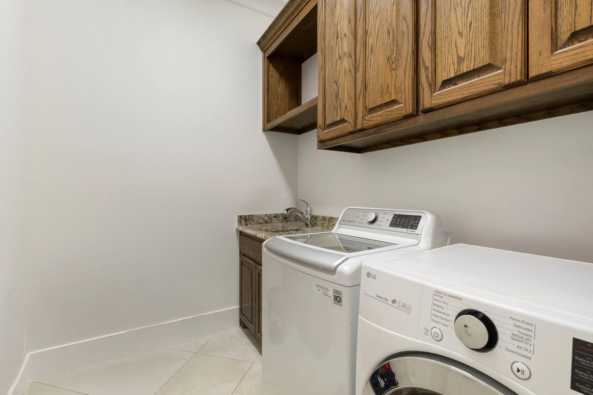 Single Family Residence For Sale in Kaufman County , 18144 Lakefront Court, Forney, Texas 75126, 4 Bedroom, 5 Bathroom, 2 Garage spaces, 2,991 Sqft, built in 2019, mls#21355715, Real Estate Agent in Forney, Homes For Sale in Kaufman county, Homes For Sale in Forney, Realtor in Forney Texas, Real Estate Brokerage Independent Realty Texas, Luminita Cordes Realtor