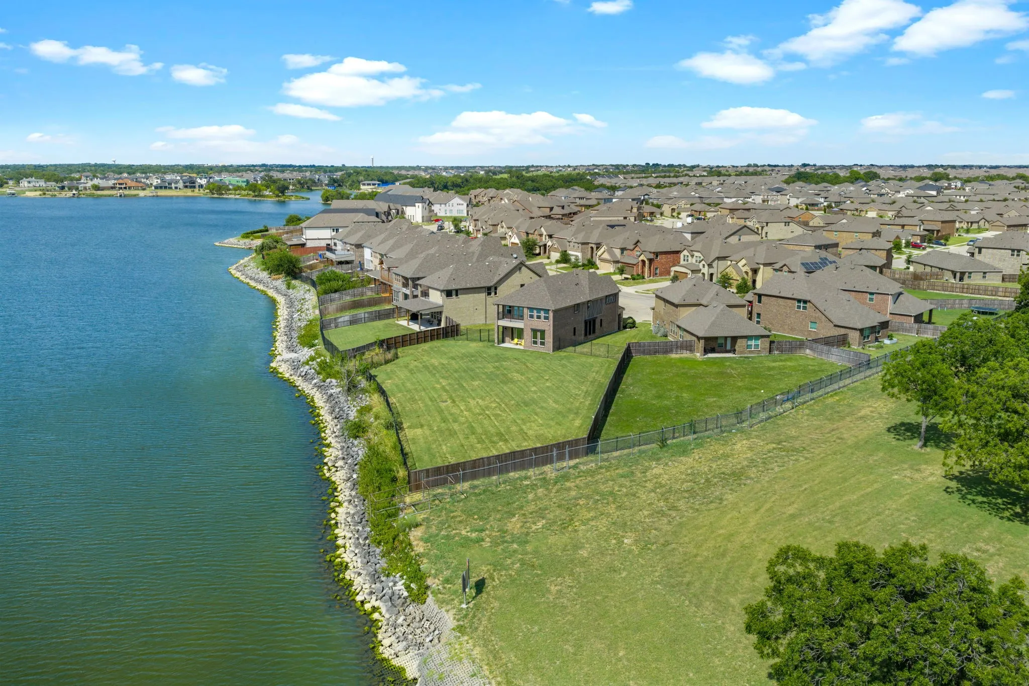 Single Family Residence For Sale in Kaufman County , 18144 Lakefront Court, Forney, Texas 75126, 4 Bedroom, 5 Bathroom, 2 Garage spaces, 2,991 Sqft, built in 2019, mls#21355715, Real Estate Agent in Forney, Homes For Sale in Kaufman county, Homes For Sale in Forney, Realtor in Forney Texas, Real Estate Brokerage Independent Realty Texas, Luminita Cordes Realtor