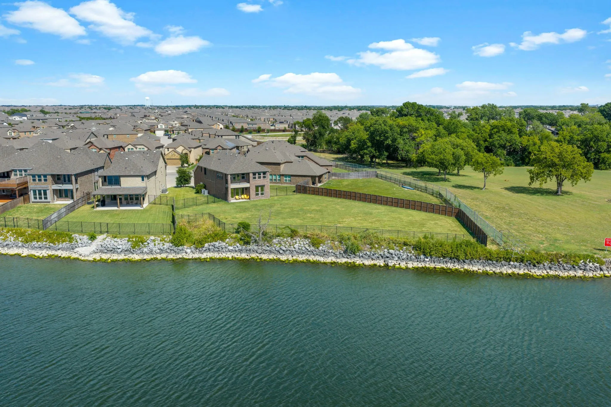 Single Family Residence For Sale in Kaufman County , 18144 Lakefront Court, Forney, Texas 75126, 4 Bedroom, 5 Bathroom, 2 Garage spaces, 2,991 Sqft, built in 2019, mls#21355715, Real Estate Agent in Forney, Homes For Sale in Kaufman county, Homes For Sale in Forney, Realtor in Forney Texas, Real Estate Brokerage Independent Realty Texas, Luminita Cordes Realtor