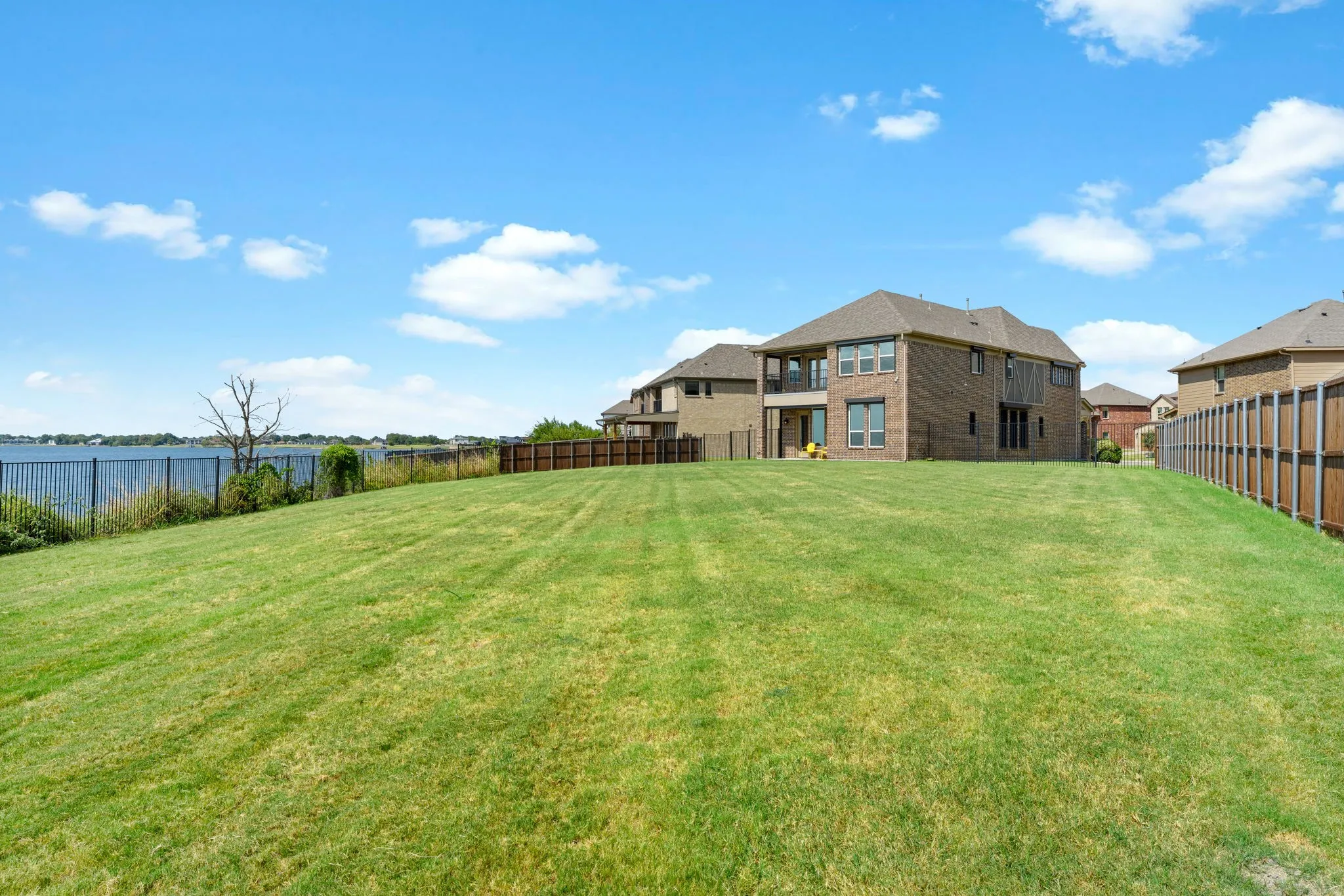 Single Family Residence For Sale in Kaufman County , 18144 Lakefront Court, Forney, Texas 75126, 4 Bedroom, 5 Bathroom, 2 Garage spaces, 2,991 Sqft, built in 2019, mls#21355715, Real Estate Agent in Forney, Homes For Sale in Kaufman county, Homes For Sale in Forney, Realtor in Forney Texas, Real Estate Brokerage Independent Realty Texas, Luminita Cordes Realtor