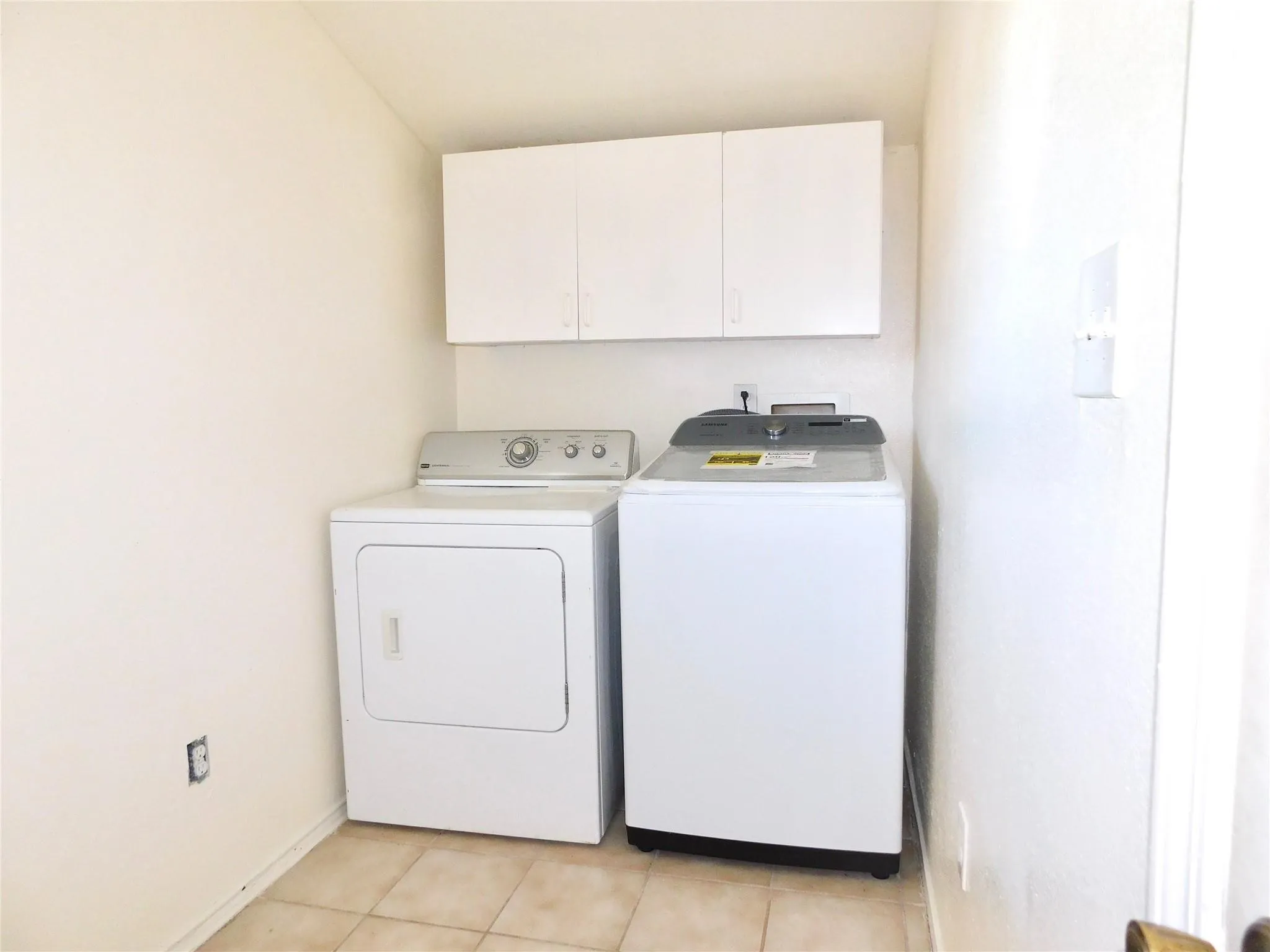 Single Family Residence For Sale in Denton County , 31 Rogers Circle, Krum, Texas 76249, 1 Bedroom, 2 Bathroom, Garage spaces, 980 Sqft, built in 1985, Price $228,000, mls#21356892, Real Estate Agent in Krum, Homes For Sale in Denton county, Homes For Sale in Krum, Realtor in Krum Texas, Real Estate Brokerage Independent Realty Texas, Luminita Cordes Realtor