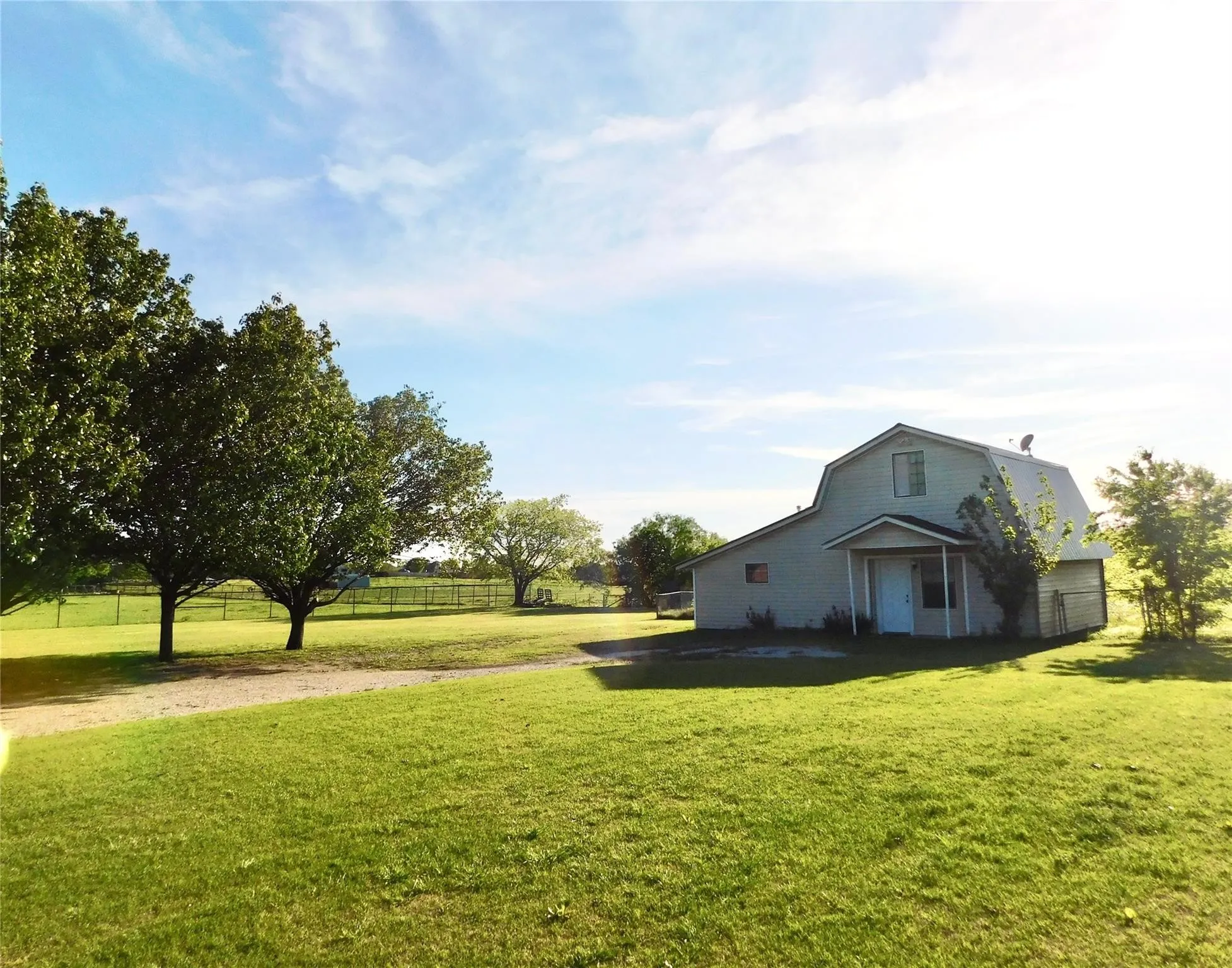 Single Family Residence For Sale in Denton County , 31 Rogers Circle, Krum, Texas 76249, 1 Bedroom, 2 Bathroom, Garage spaces, 980 Sqft, built in 1985, Price $228,000, mls#21356892, Real Estate Agent in Krum, Homes For Sale in Denton county, Homes For Sale in Krum, Realtor in Krum Texas, Real Estate Brokerage Independent Realty Texas, Luminita Cordes Realtor