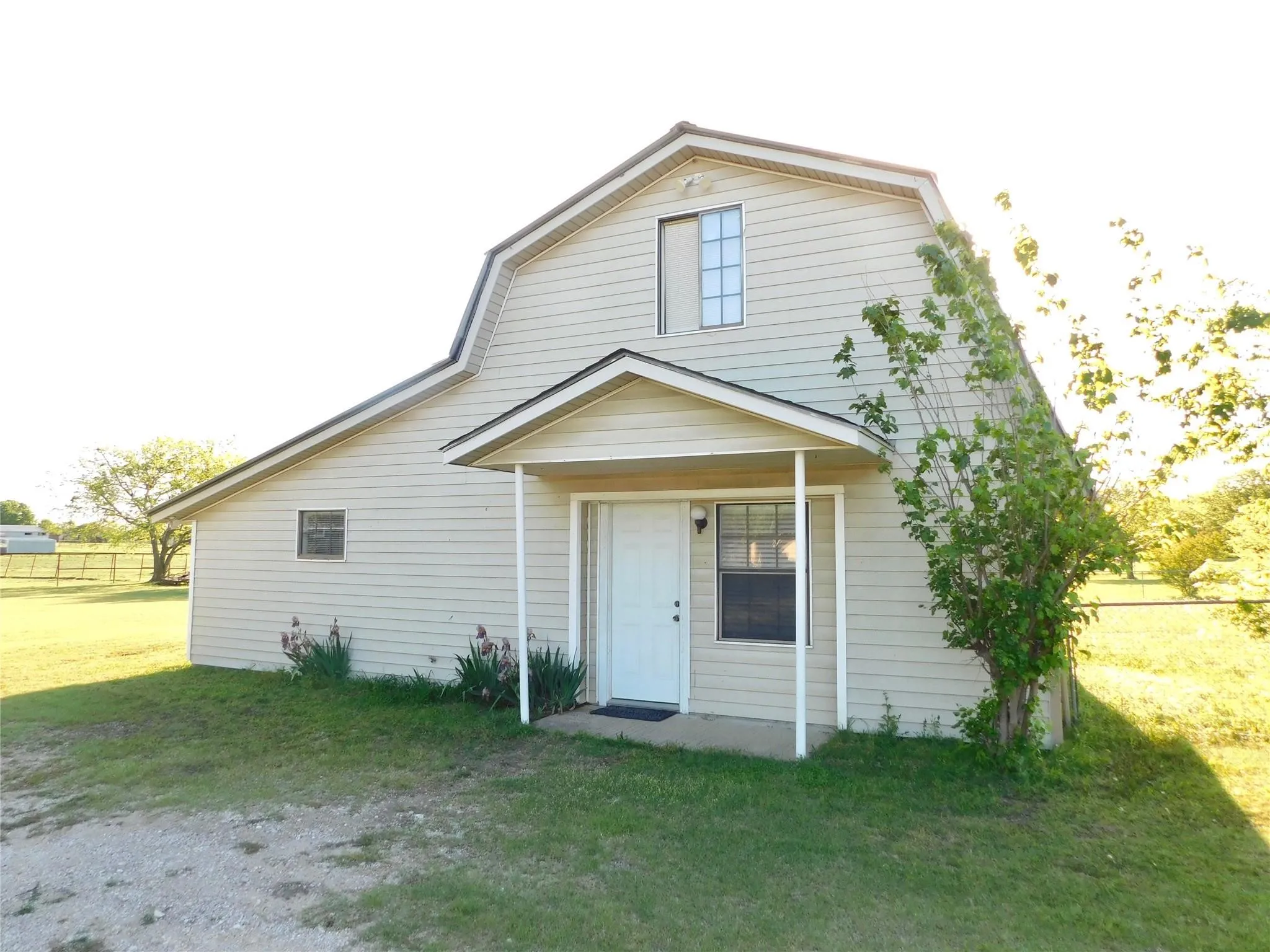 Single Family Residence For Sale in Denton County , 31 Rogers Circle, Krum, Texas 76249, 1 Bedroom, 2 Bathroom, Garage spaces, 980 Sqft, built in 1985, Price $228,000, mls#21356892, Real Estate Agent in Krum, Homes For Sale in Denton county, Homes For Sale in Krum, Realtor in Krum Texas, Real Estate Brokerage Independent Realty Texas, Luminita Cordes Realtor