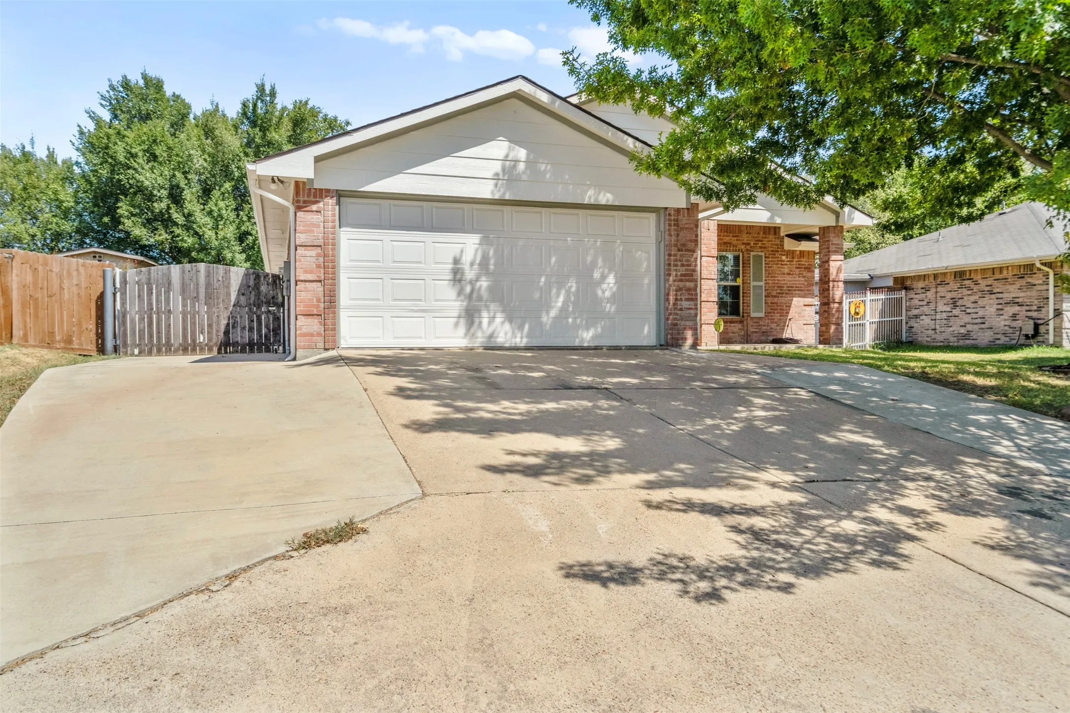 Single Family Residence For Sale in Dallas County , 1626 Canary Island Court, Dallas, Texas 75217, 3 Bedroom, 2 Bathroom, 2 Garage spaces, 1,457 Sqft, built in 2008, mls#21357297, Real Estate Agent in Dallas, Homes For Sale in Dallas county, Homes For Sale in Dallas, Realtor in Dallas Texas, Real Estate Brokerage Independent Realty Texas, Luminita Cordes Realtor