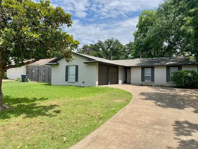 Single Family Residence For Rent in Tarrant County , 2714 Buffalo Drive, Arlington, Texas 76013, 3 Bedroom, 2 Bathroom, 2 Garage spaces, 1,224 Sqft, built in 1967, mls#21341279, Real Estate Agent in Arlington, Homes For Rent in Tarrant county, Homes For Rent in Arlington, Realtor in Arlington Texas, Real Estate Brokerage Independent Realty Texas, Luminita Cordes Realtor