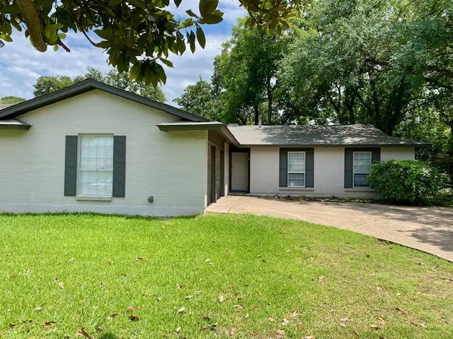 Single Family Residence For Rent in Tarrant County , 2714 Buffalo Drive, Arlington, Texas 76013, 3 Bedroom, 2 Bathroom, 2 Garage spaces, 1,224 Sqft, built in 1967, mls#21341279, Real Estate Agent in Arlington, Homes For Rent in Tarrant county, Homes For Rent in Arlington, Realtor in Arlington Texas, Real Estate Brokerage Independent Realty Texas, Luminita Cordes Realtor