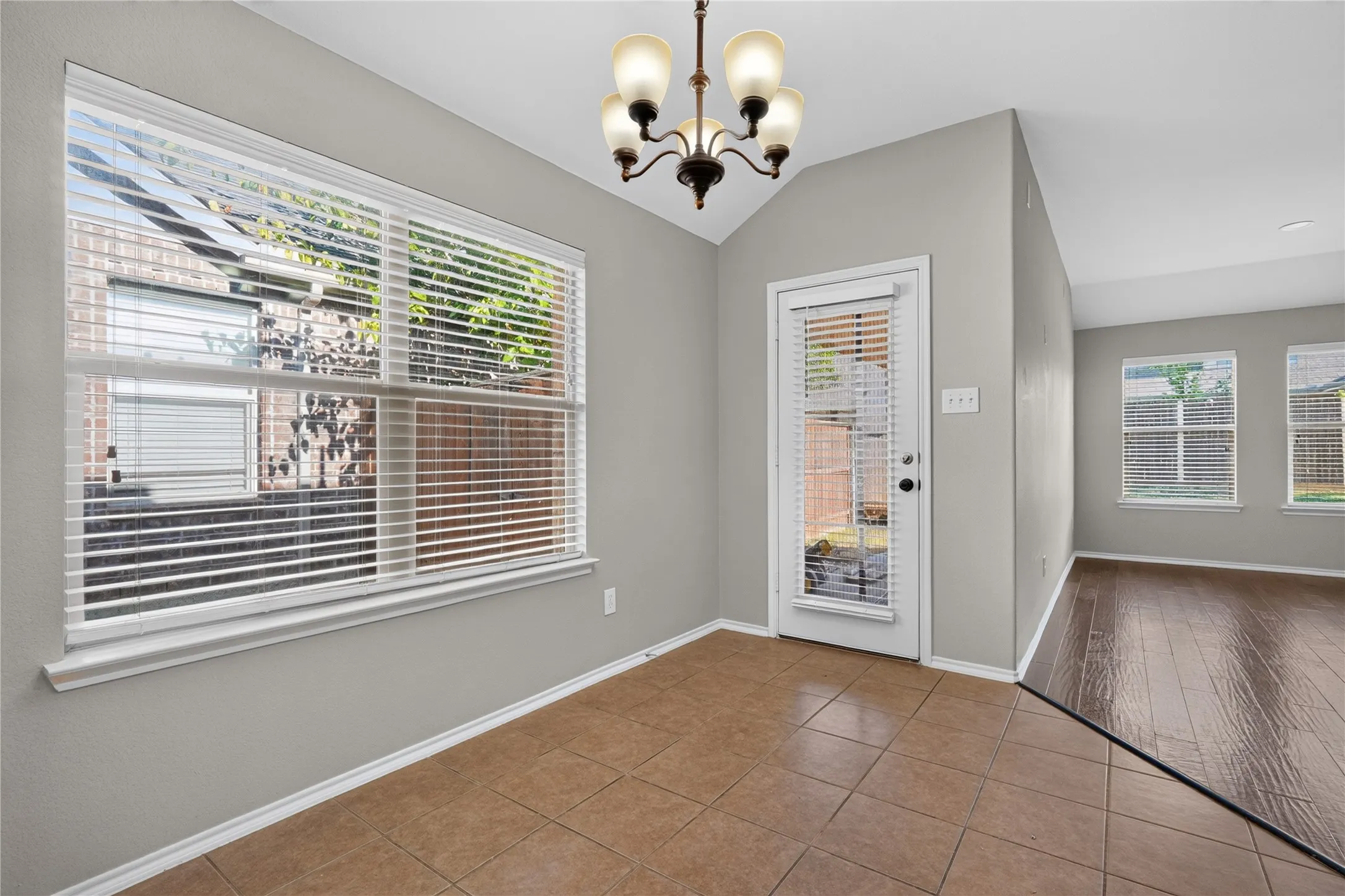 Single Family Residence For Sale in Collin County , 9700 Tipperary Drive, Mc Kinney, Texas 75072, 3 Bedroom, 2 Bathroom, 2 Garage spaces, 1,757 Sqft, built in 2010, mls#21356717, Real Estate Agent in Mc Kinney, Homes For Sale in Collin county, Homes For Sale in Mc Kinney, Realtor in Mc Kinney Texas, Real Estate Brokerage Independent Realty Texas, Luminita Cordes Realtor