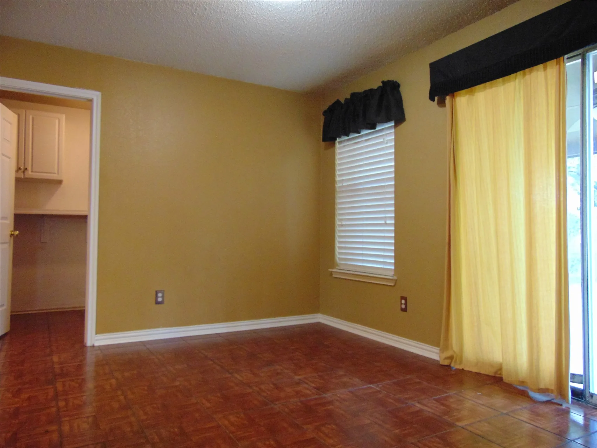 Single Family Residence For Rent in Tarrant County , 7009 Oconnor Street, Arlington, Texas 76002, 4 Bedroom, 3 Bathroom, Garage spaces, 3,292 Sqft, built in 2000, mls#21357314, Real Estate Agent in Arlington, Homes For Rent in Tarrant county, Homes For Rent in Arlington, Realtor in Arlington Texas, Real Estate Brokerage Independent Realty Texas, Luminita Cordes Realtor
