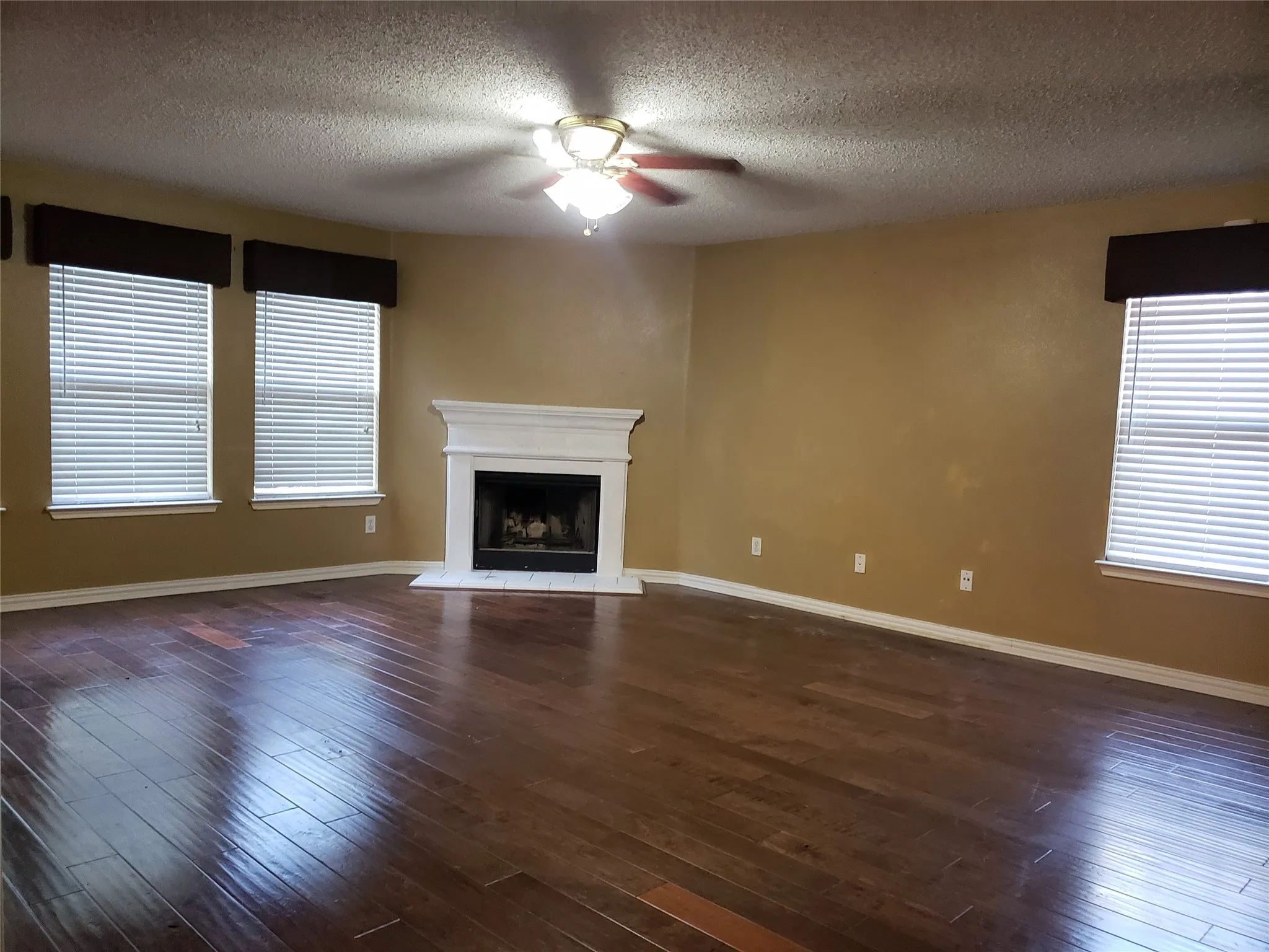 Single Family Residence For Rent in Tarrant County , 7009 Oconnor Street, Arlington, Texas 76002, 4 Bedroom, 3 Bathroom, Garage spaces, 3,292 Sqft, built in 2000, mls#21357314, Real Estate Agent in Arlington, Homes For Rent in Tarrant county, Homes For Rent in Arlington, Realtor in Arlington Texas, Real Estate Brokerage Independent Realty Texas, Luminita Cordes Realtor